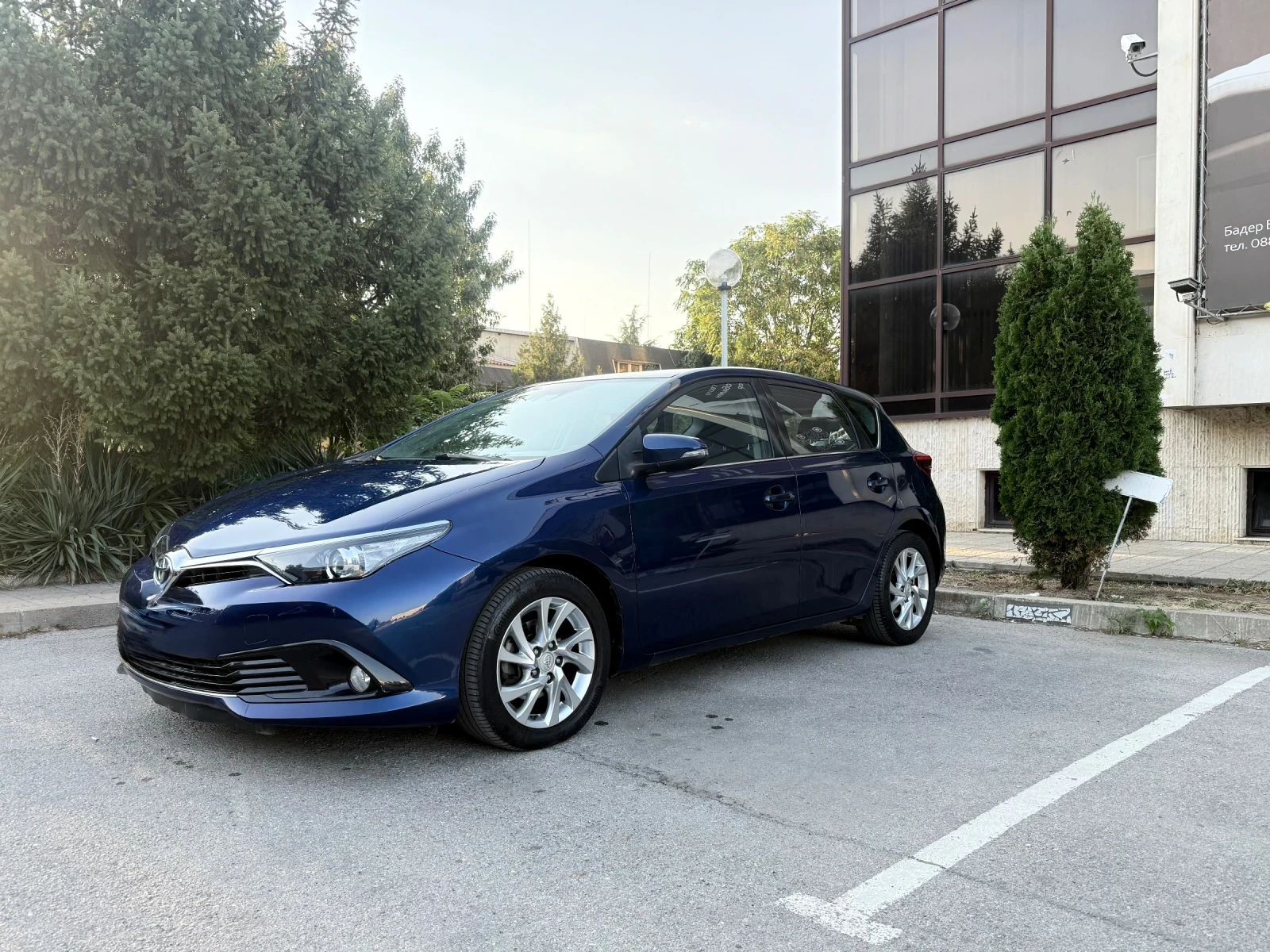 Toyota Auris 1.8 Hybrid , снимка 5 - Автомобили и джипове - 56154320