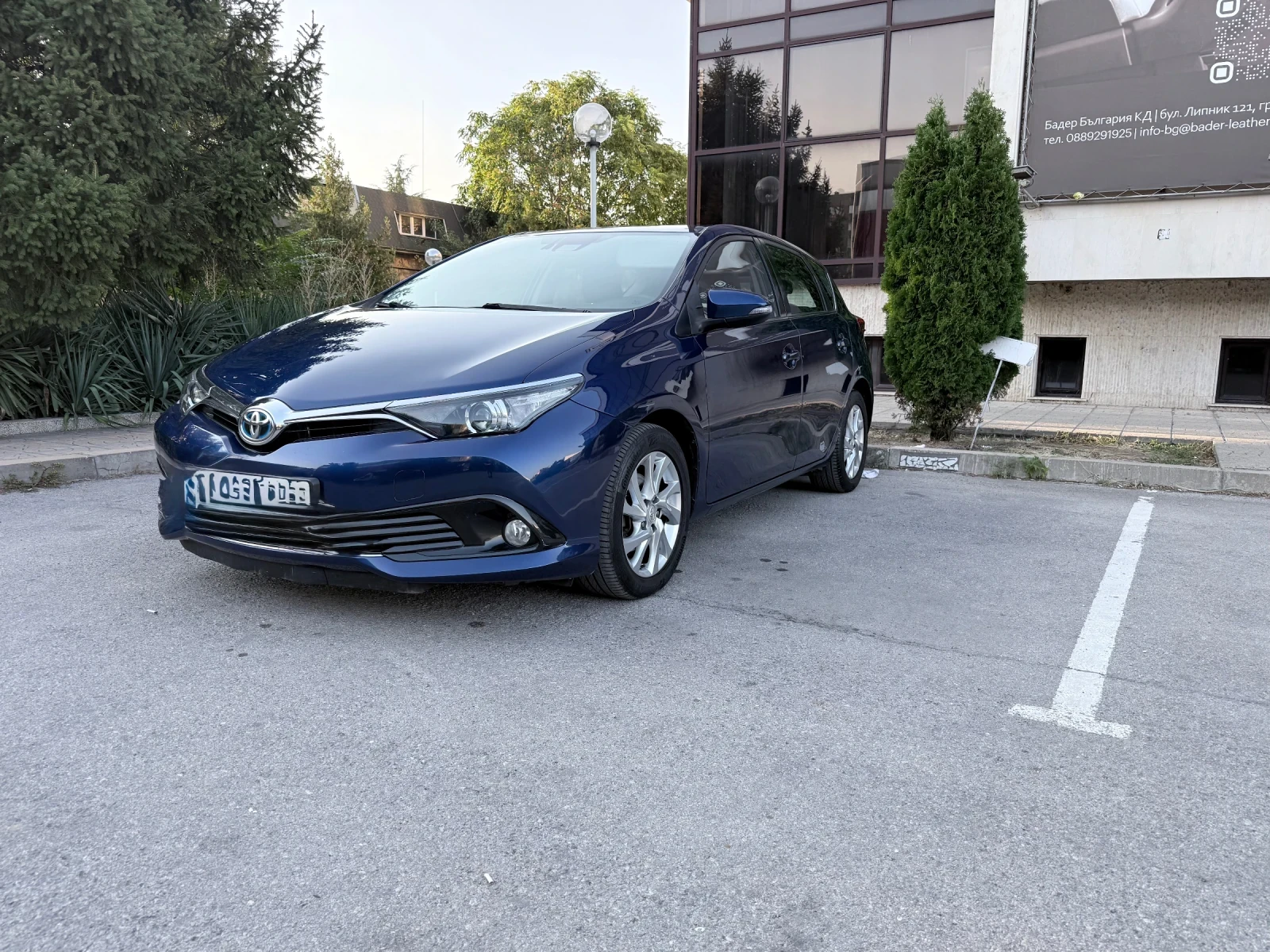 Toyota Auris 1.8 Hybrid , снимка 2 - Автомобили и джипове - 56154320