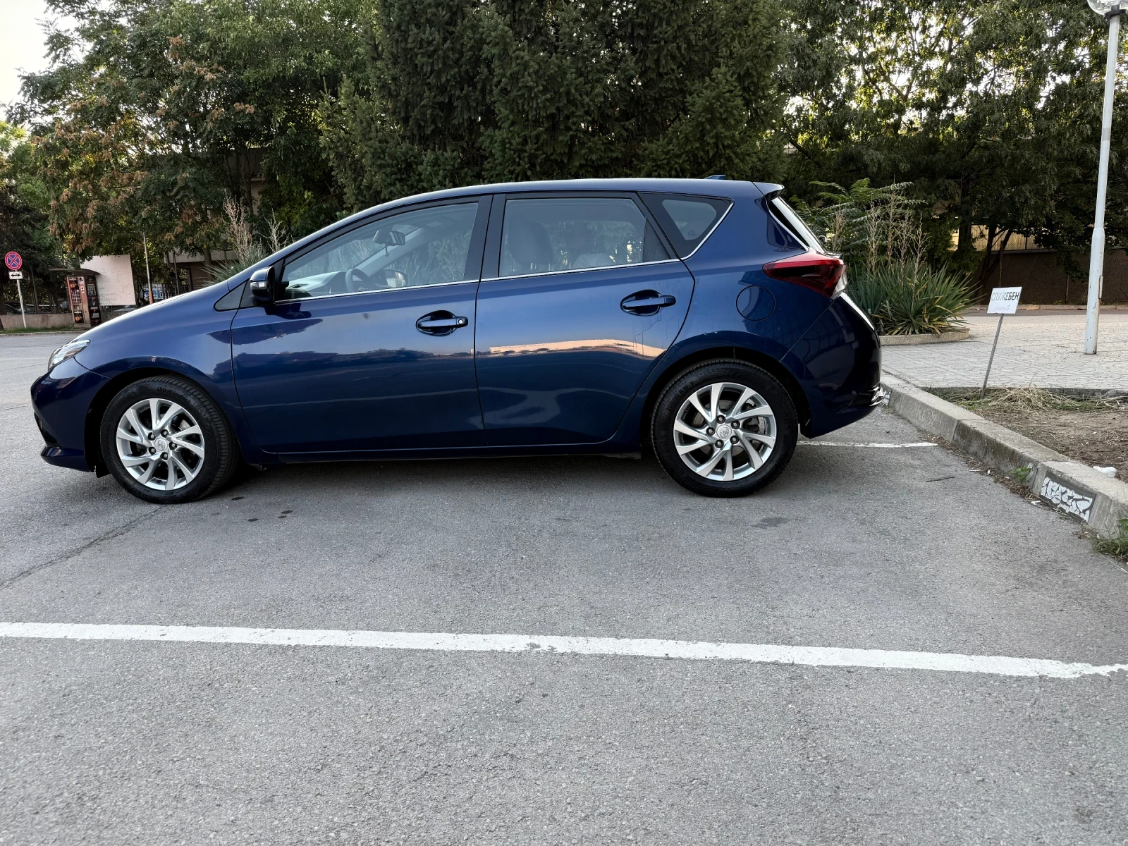 Toyota Auris 1.8 Hybrid , снимка 9 - Автомобили и джипове - 56154320