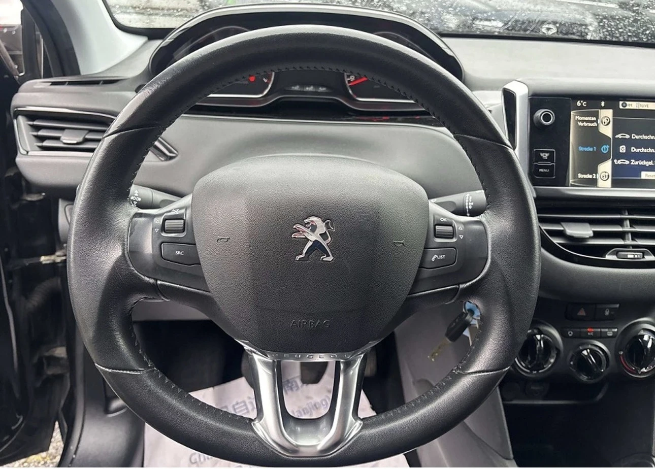 Peugeot 208 1.2 i , снимка 4 - Автомобили и джипове - 53677543