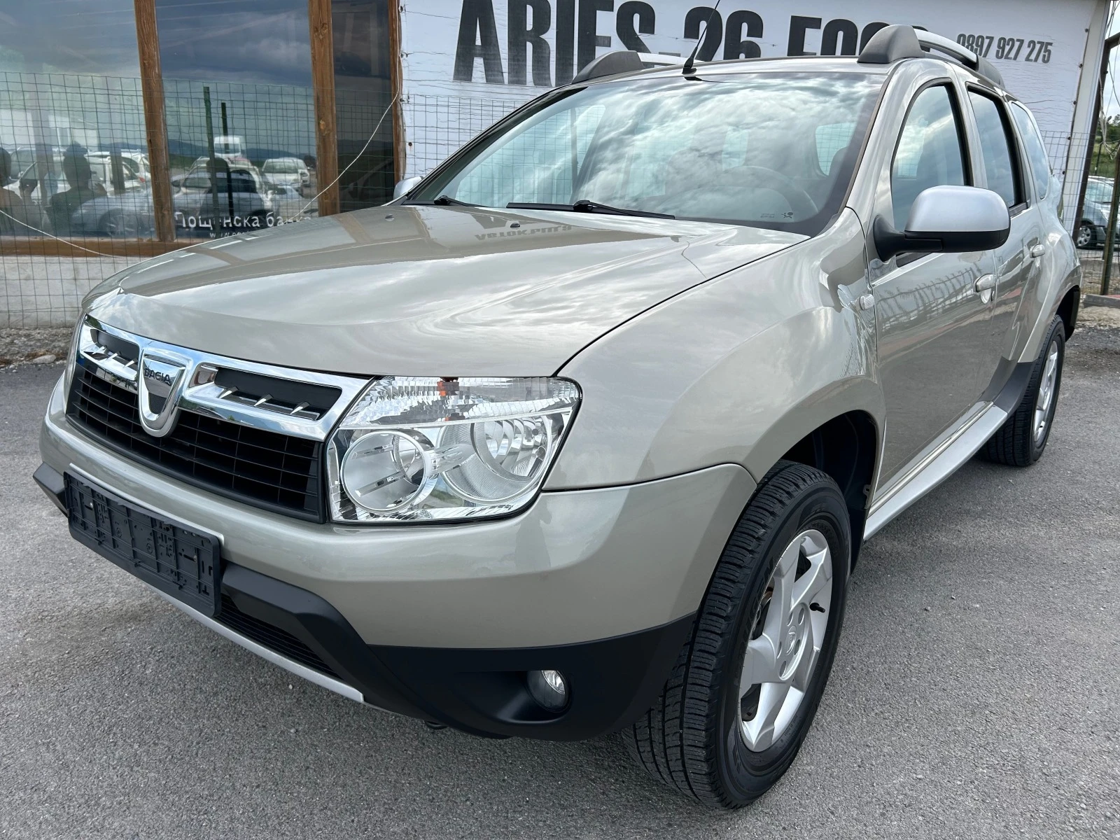 Dacia Duster 1.6i Laureate - [1] 