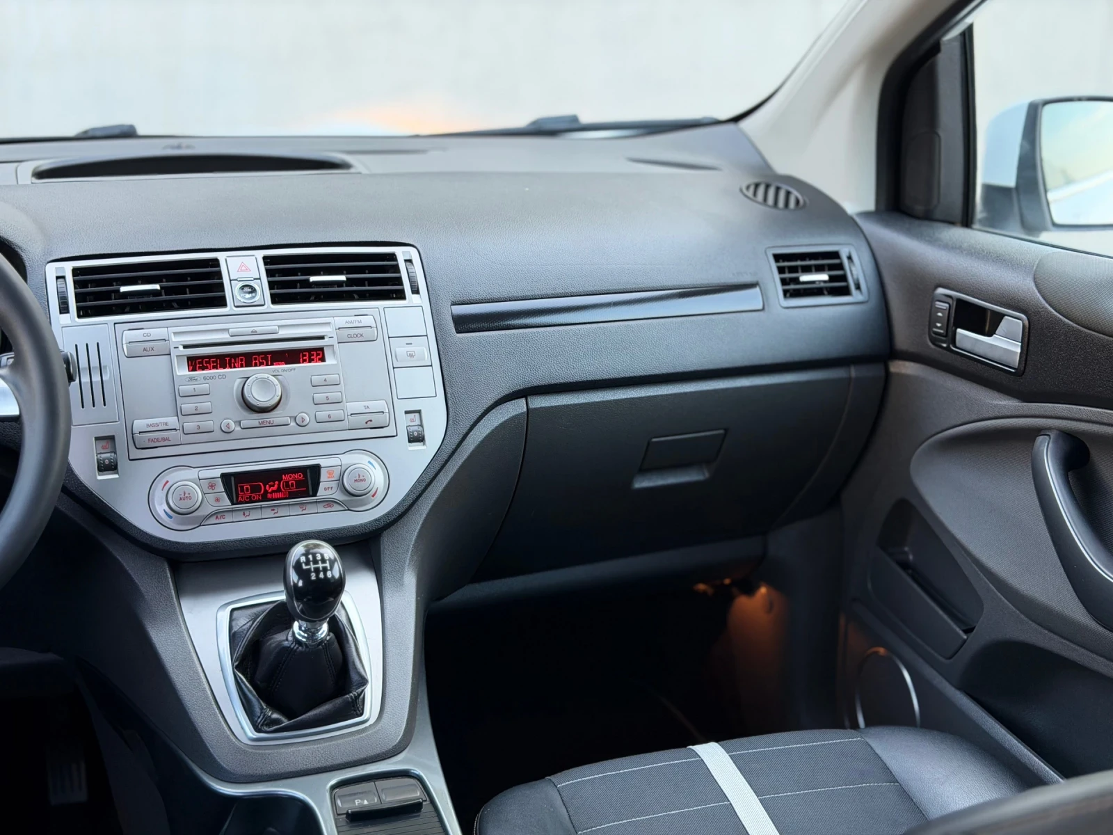 Ford Kuga 2.0TDCi~140hp~4x4~TITANIUM~KEYLESS, снимка 13 - Автомобили и джипове - 55710007