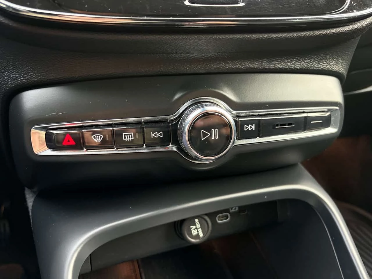 Volvo XC40 * Pure Twin eAWD Plus  * ПАНОРАМА * ЦЕНА ДО БГ * , снимка 14 - Автомобили и джипове - 56636890