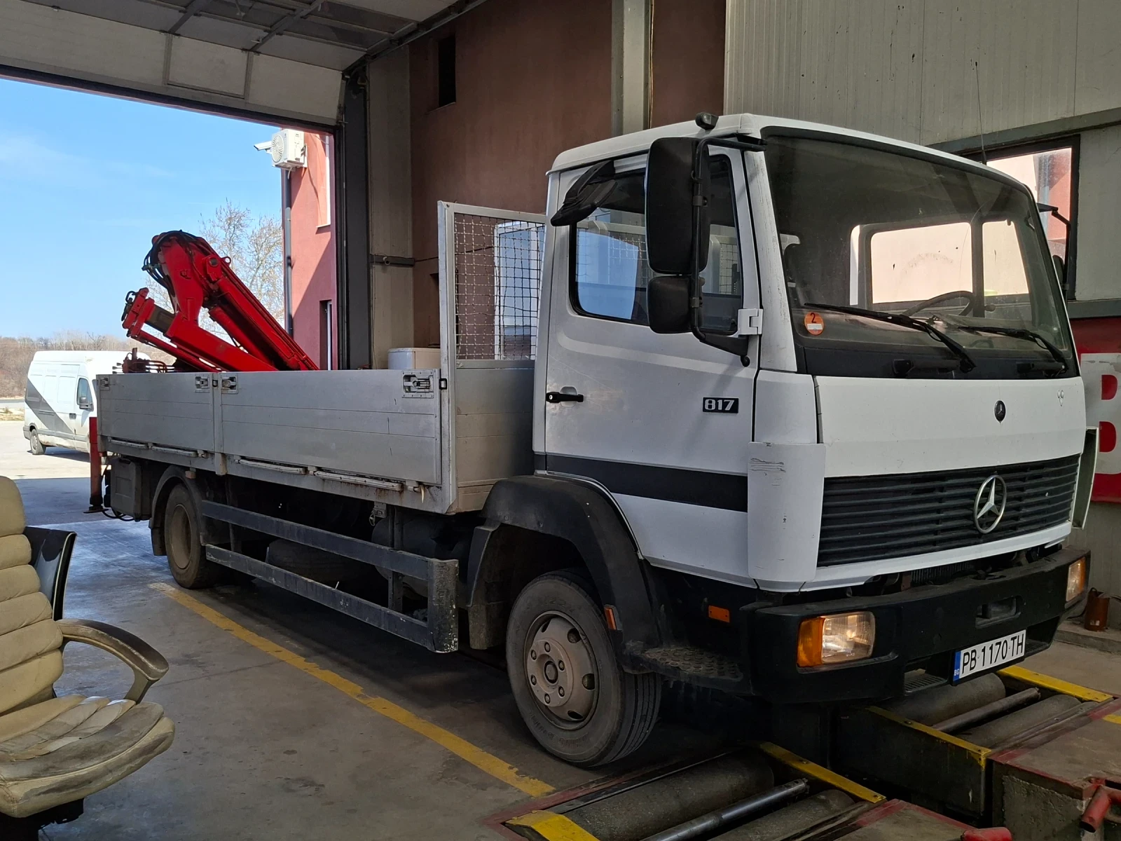 Mercedes-Benz 817 Кран, снимка 3 - Камиони - 53537209