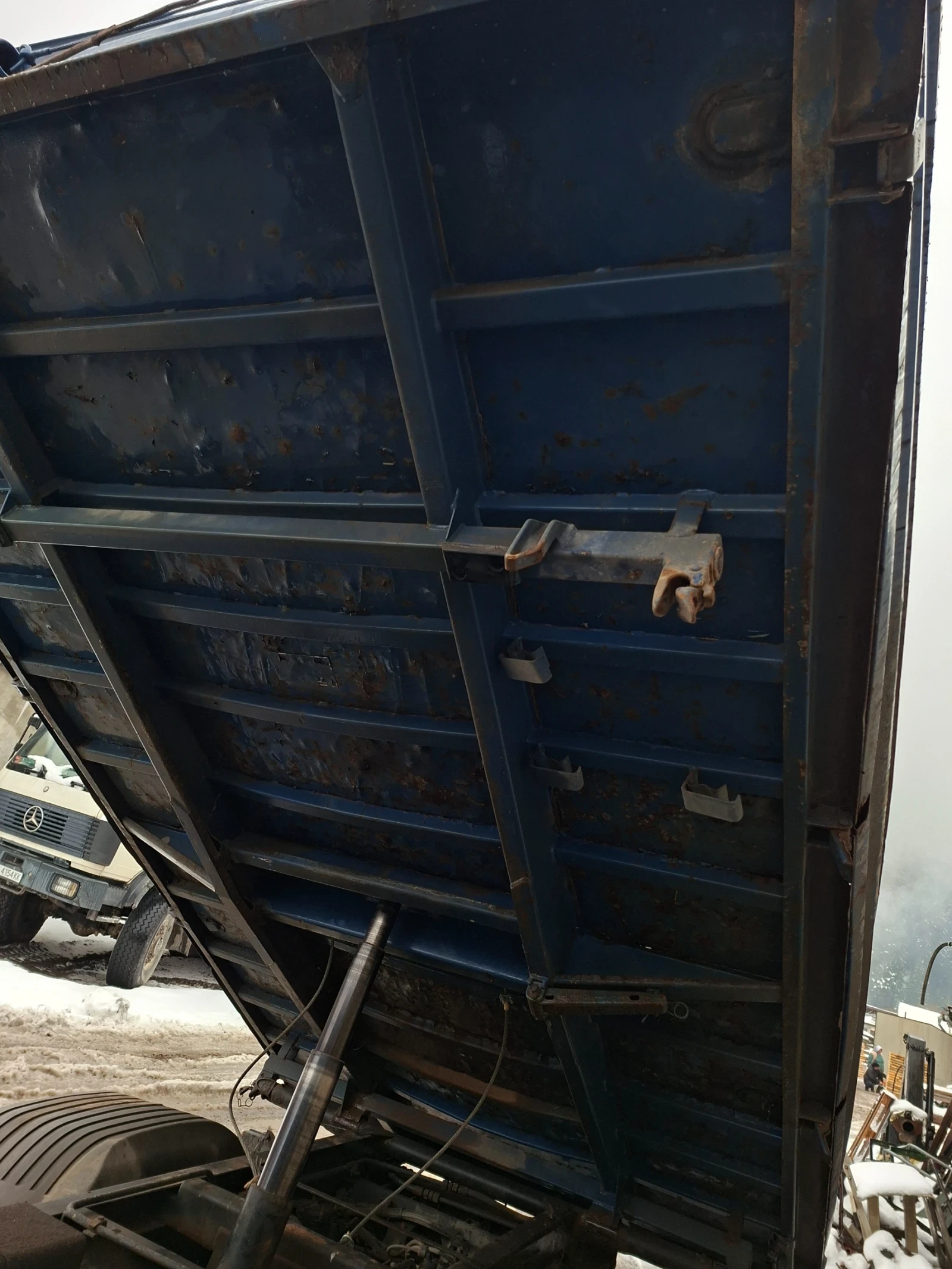 Mercedes-Benz Atego Тристранен самосвал  - изображение 8