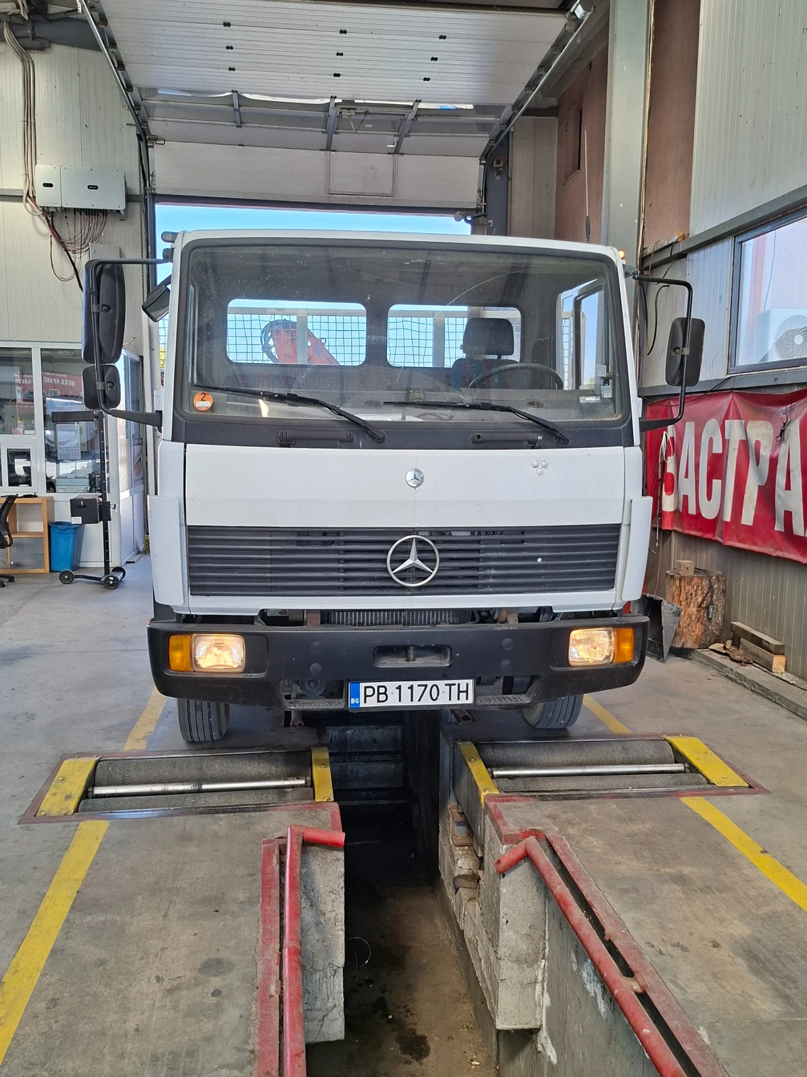 Mercedes-Benz 817 Кран, снимка 4 - Камиони - 53537209