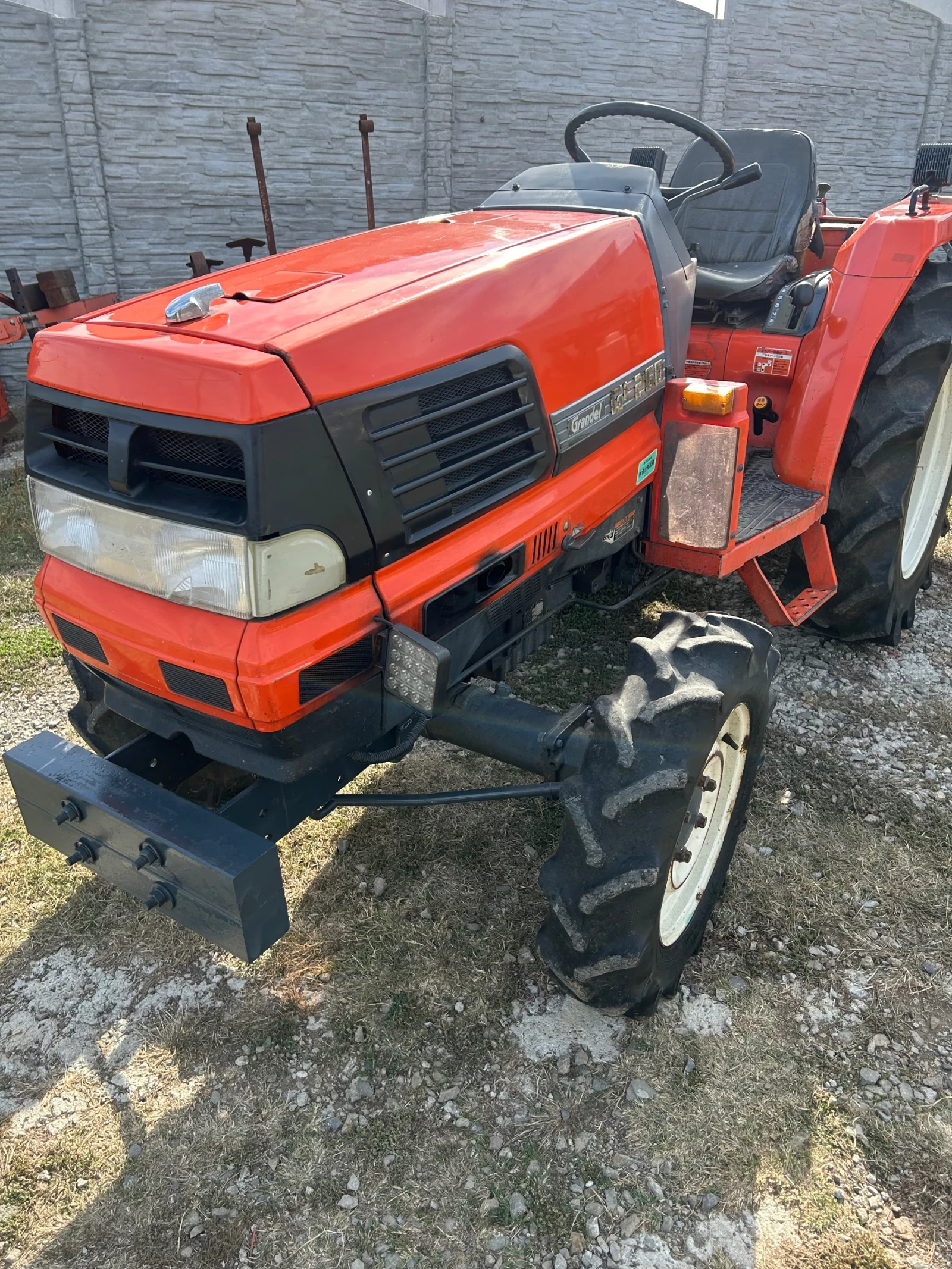 Трактор Kubota, снимка 2 - Селскостопанска техника - 56381991