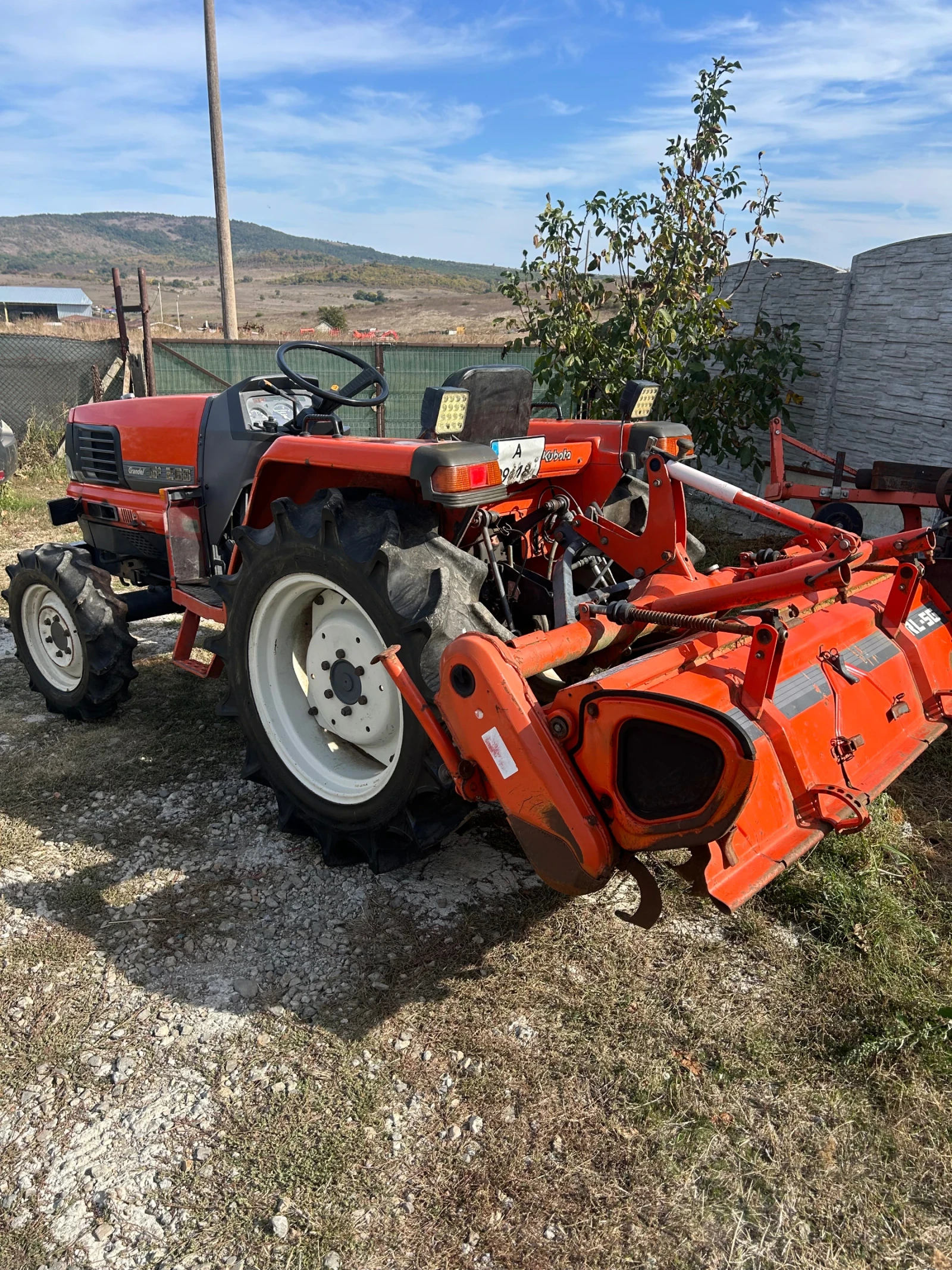 Трактор Kubota, снимка 3 - Селскостопанска техника - 56381991