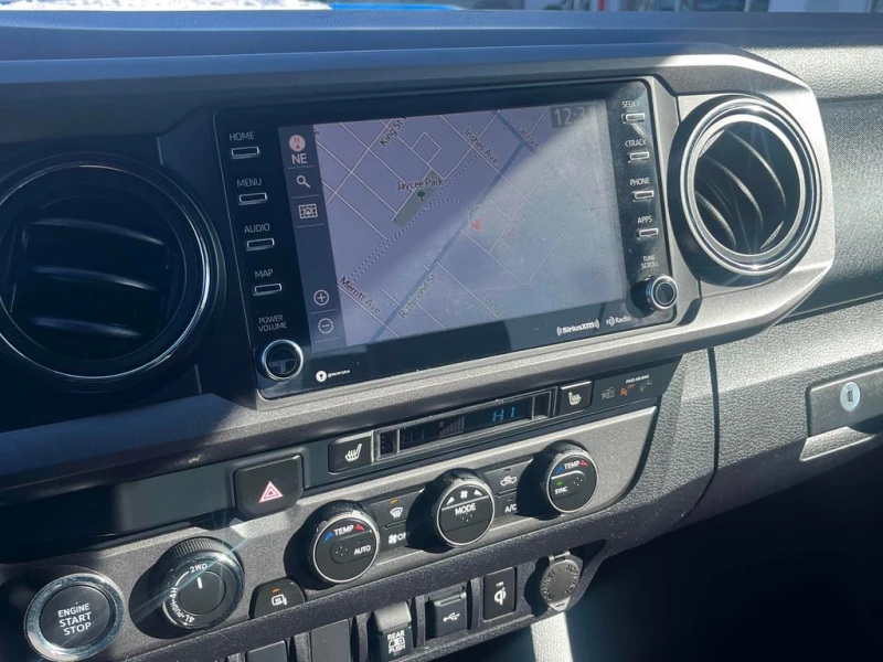 Toyota Tacoma 4x4 Double Cab  CARFAX, снимка 9 - Автомобили и джипове - 53234246