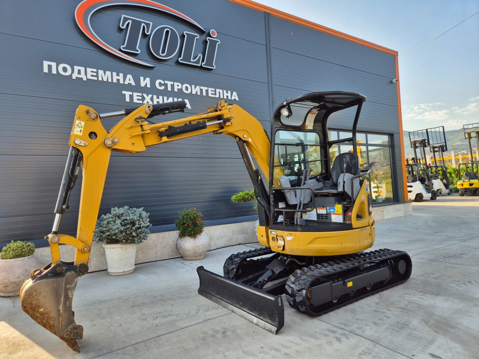Багер Cat 030SR / ОРИГИНАЛНА БОЯ / ПЕРФЕКТЕН !, снимка 1