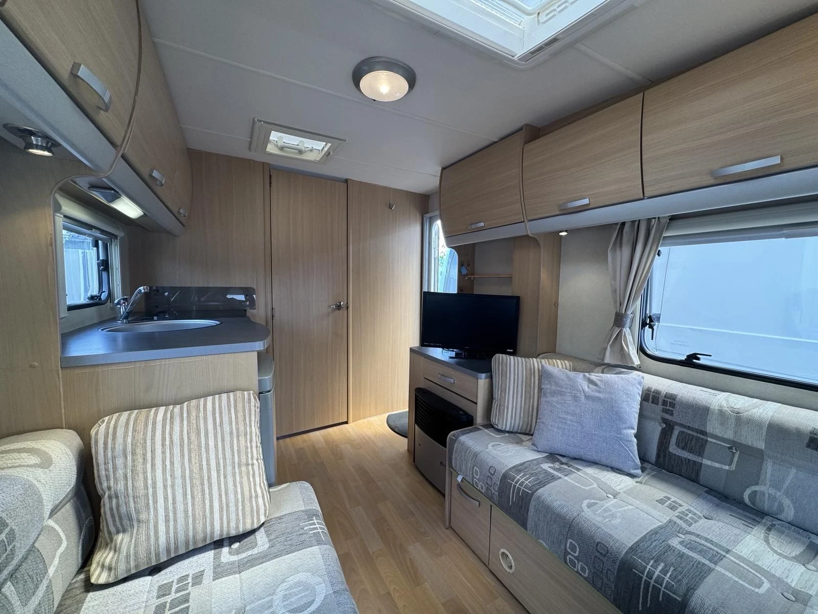 Каравана Hobby SWIFT ALPINE 2 - изображение 7