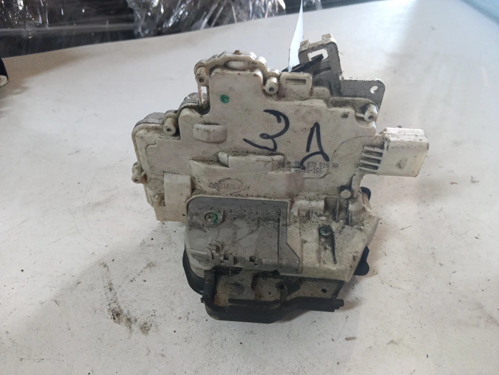 брава (задна дясна) 8E0839016AA Audi A4