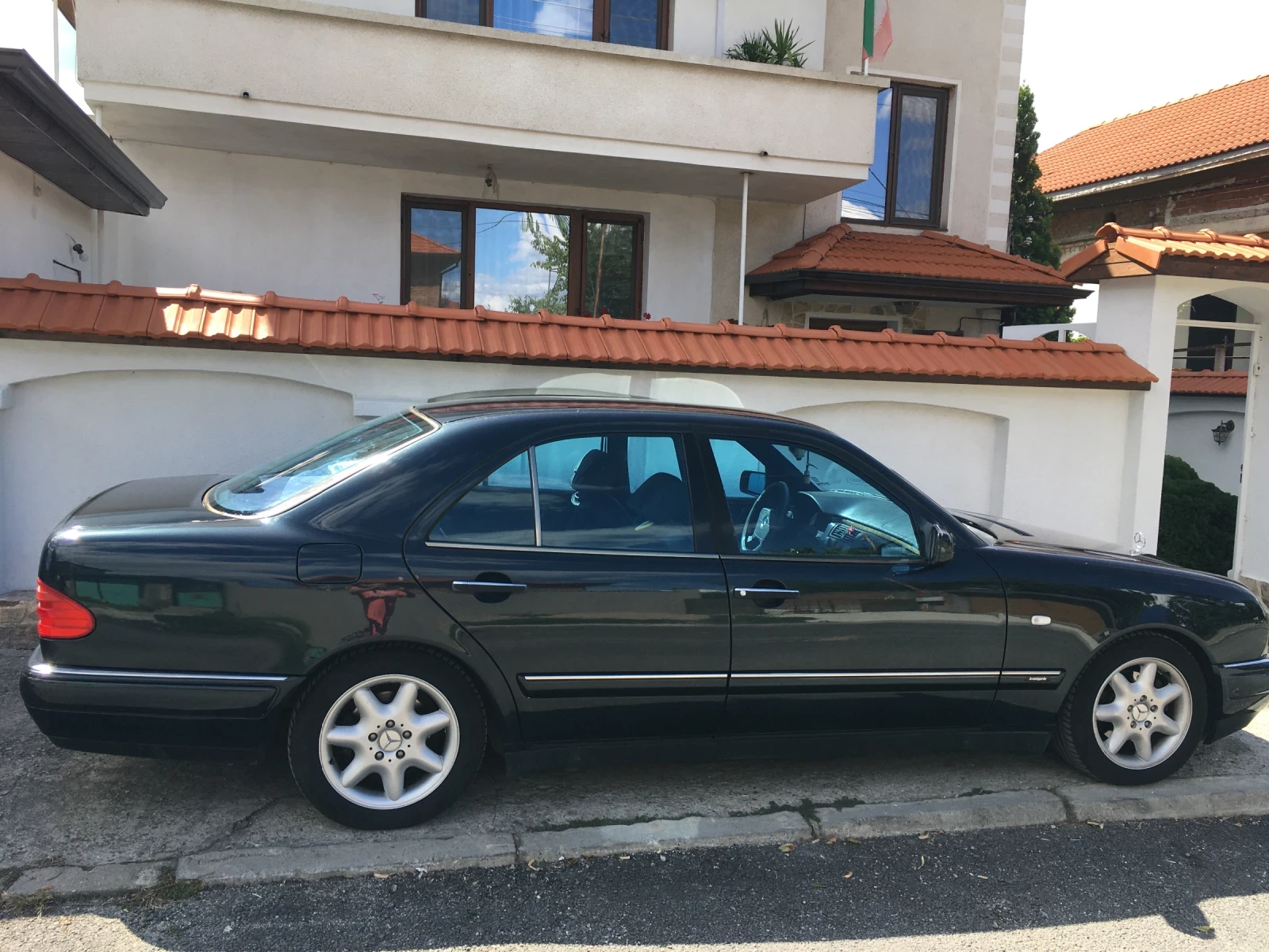 Mercedes-Benz E 200, снимка 3 - Автомобили и джипове - 55186280