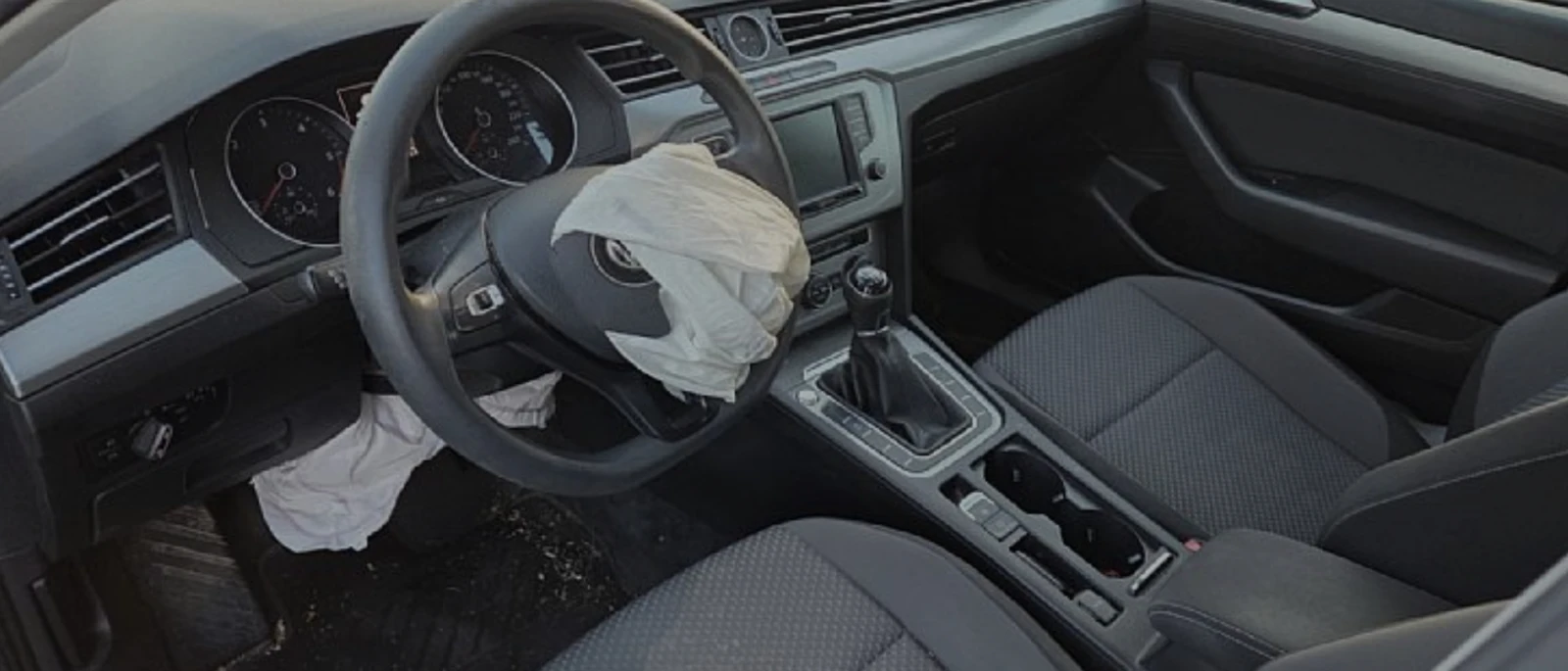 VW Passat 1.6TDI, снимка 5 - Автомобили и джипове - 55255456