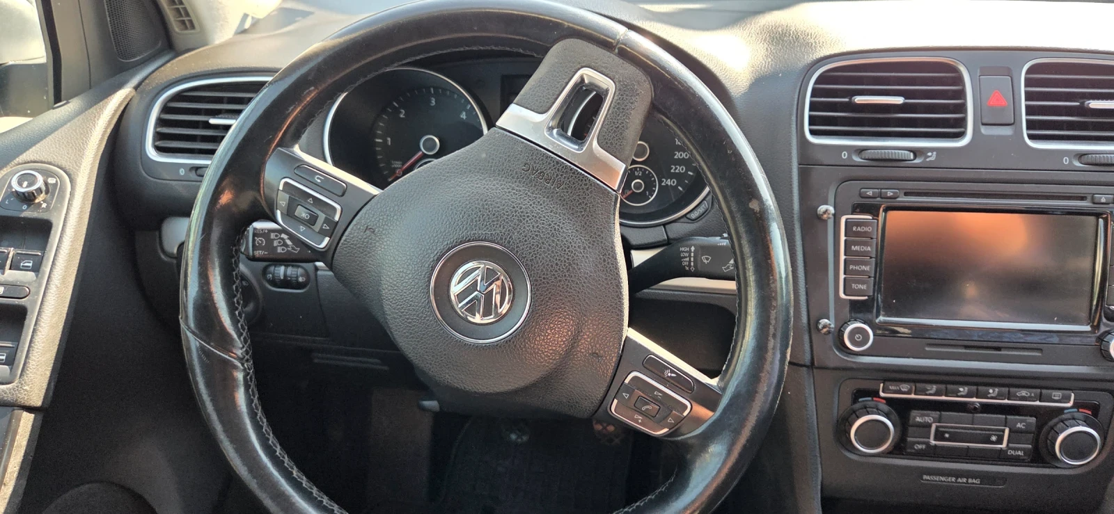 VW Golf 1.6 TDI 105, снимка 5 - Автомобили и джипове - 55393777