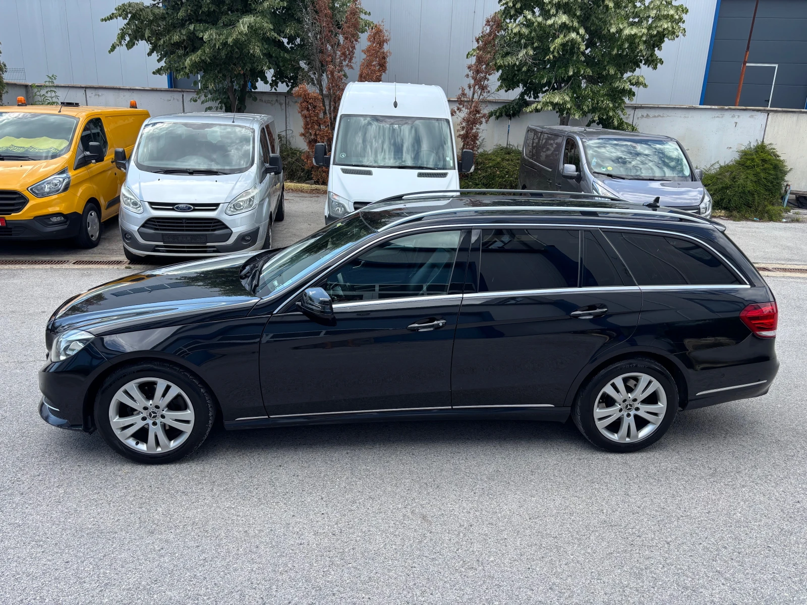 Mercedes-Benz E 220, снимка 3 - Автомобили и джипове - 55565549