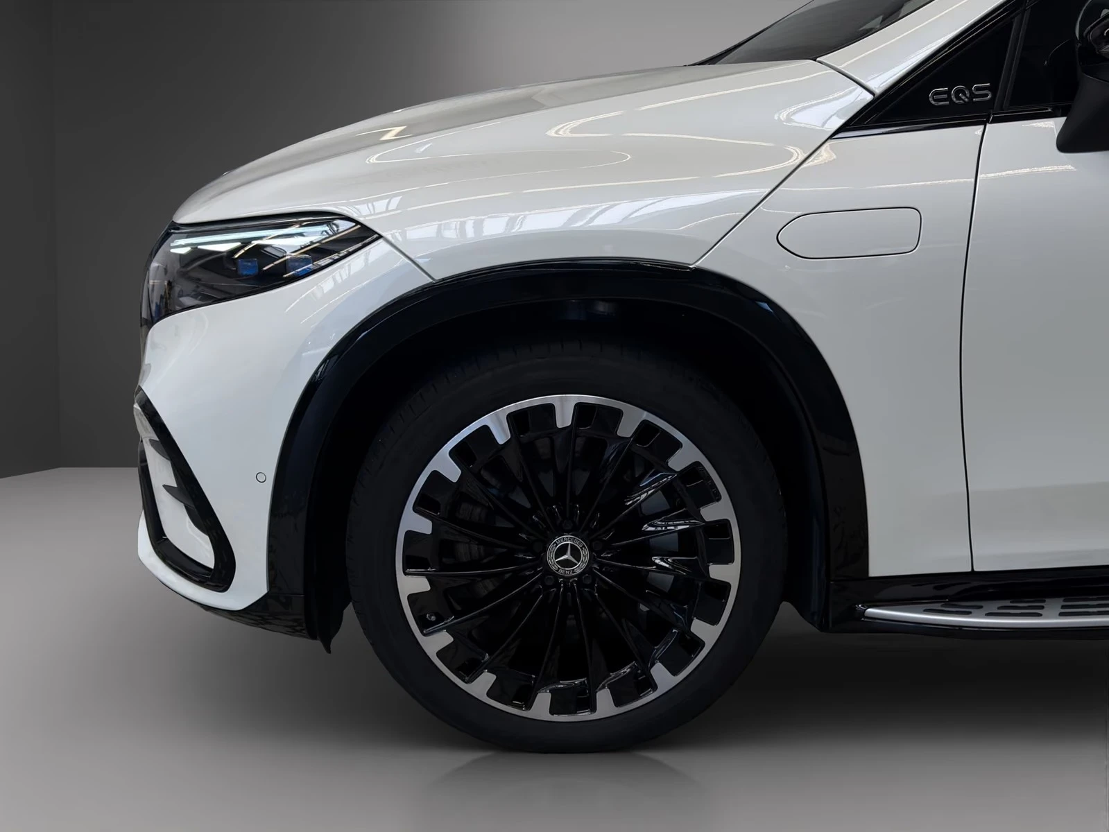 Mercedes-Benz EQS 580 SUV AMG 4-MATIC CARBON HYPERSCREEN 5Г-ГАРАНЦИЯ, снимка 5 - Автомобили и джипове - 56184276