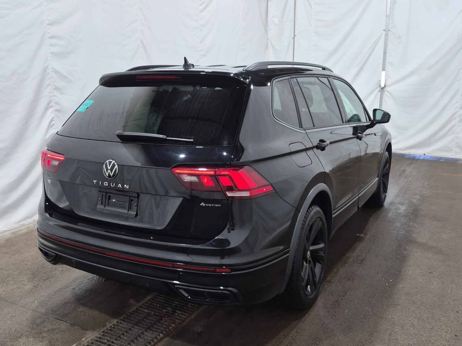 VW Tiguan COMFORTLINE R-LINE BLACK EDITION, снимка 3 - Автомобили и джипове - 54340064