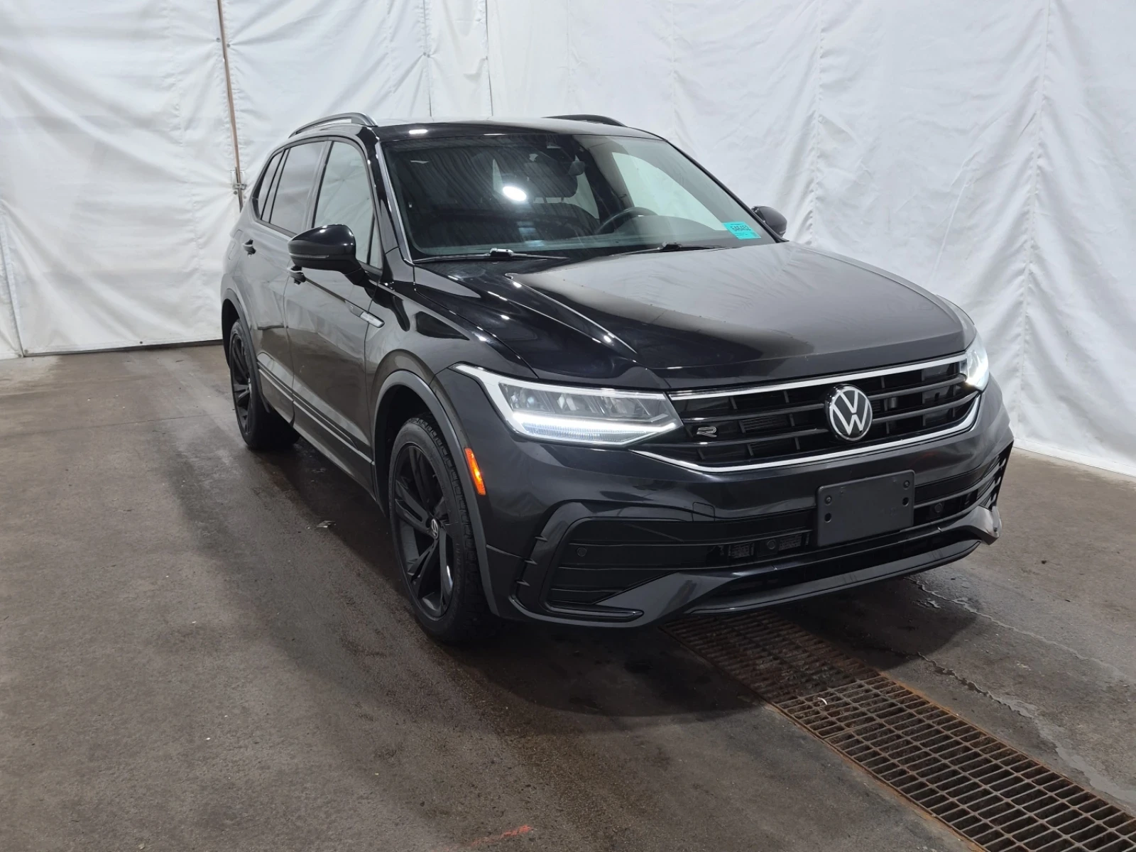 VW Tiguan COMFORTLINE R-LINE BLACK EDITION, снимка 2 - Автомобили и джипове - 54340064
