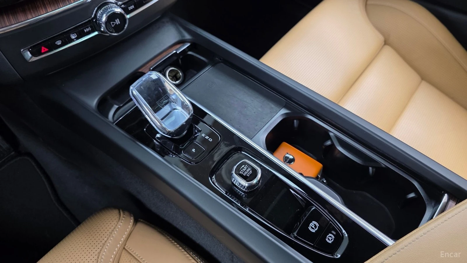 Volvo XC60 B5* ULTRA BRIGHT* Bowers&Wilkins* PANO* ПОДГРЕВ* О, снимка 8 - Автомобили и джипове - 55529744