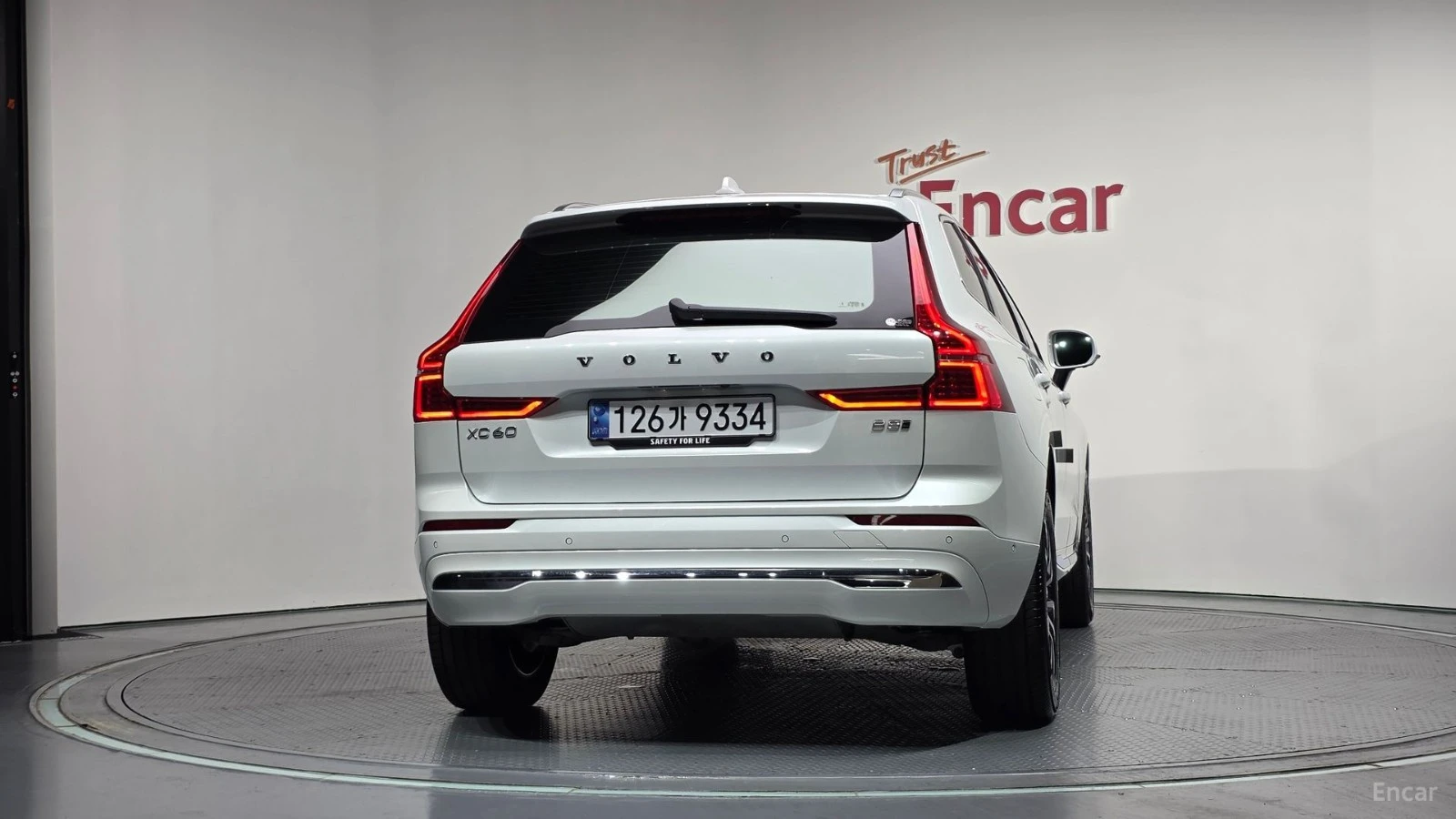 Volvo XC60 B5* ULTRA BRIGHT* Bowers&Wilkins* PANO* ПОДГРЕВ* О, снимка 4 - Автомобили и джипове - 55529744