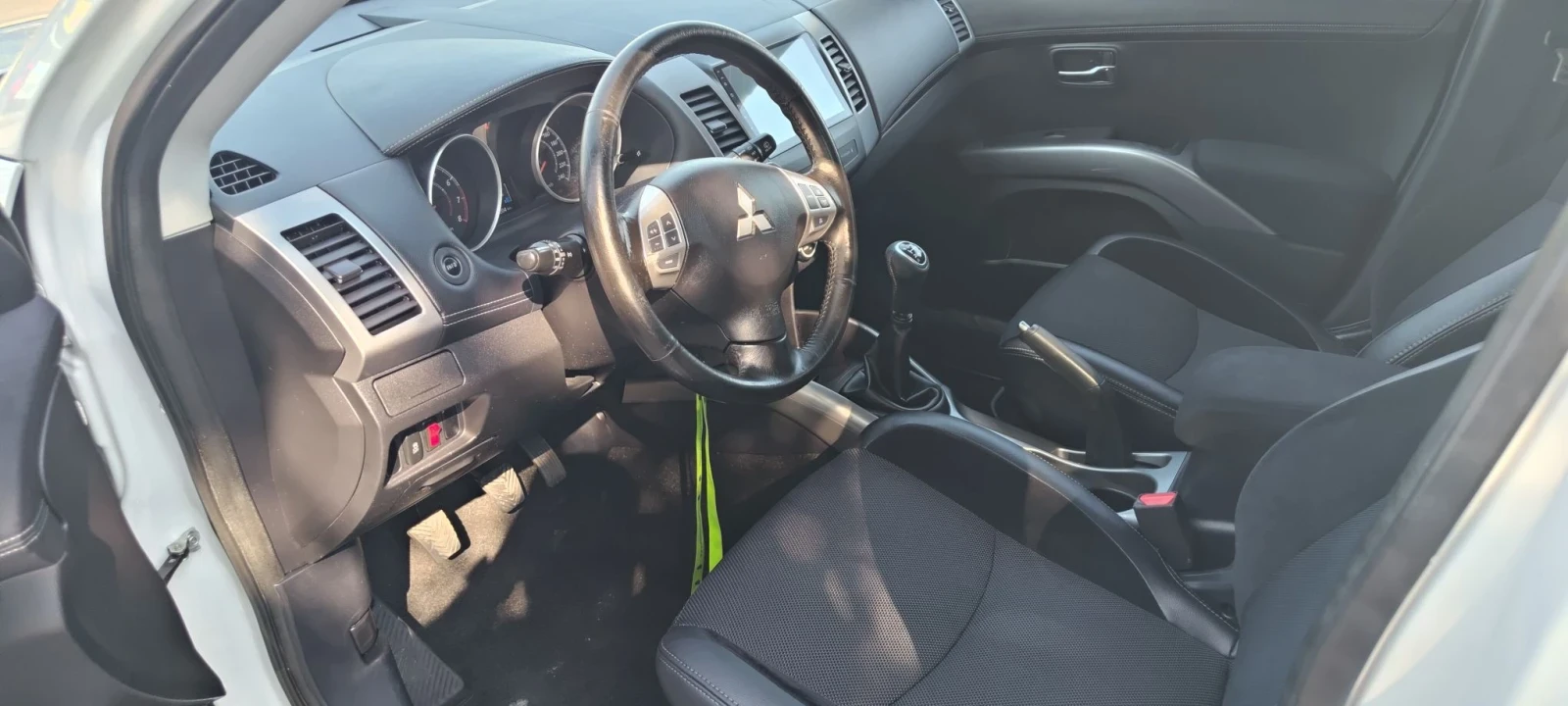 Mitsubishi Outlander 2.0i нави , снимка 7 - Автомобили и джипове - 55803662