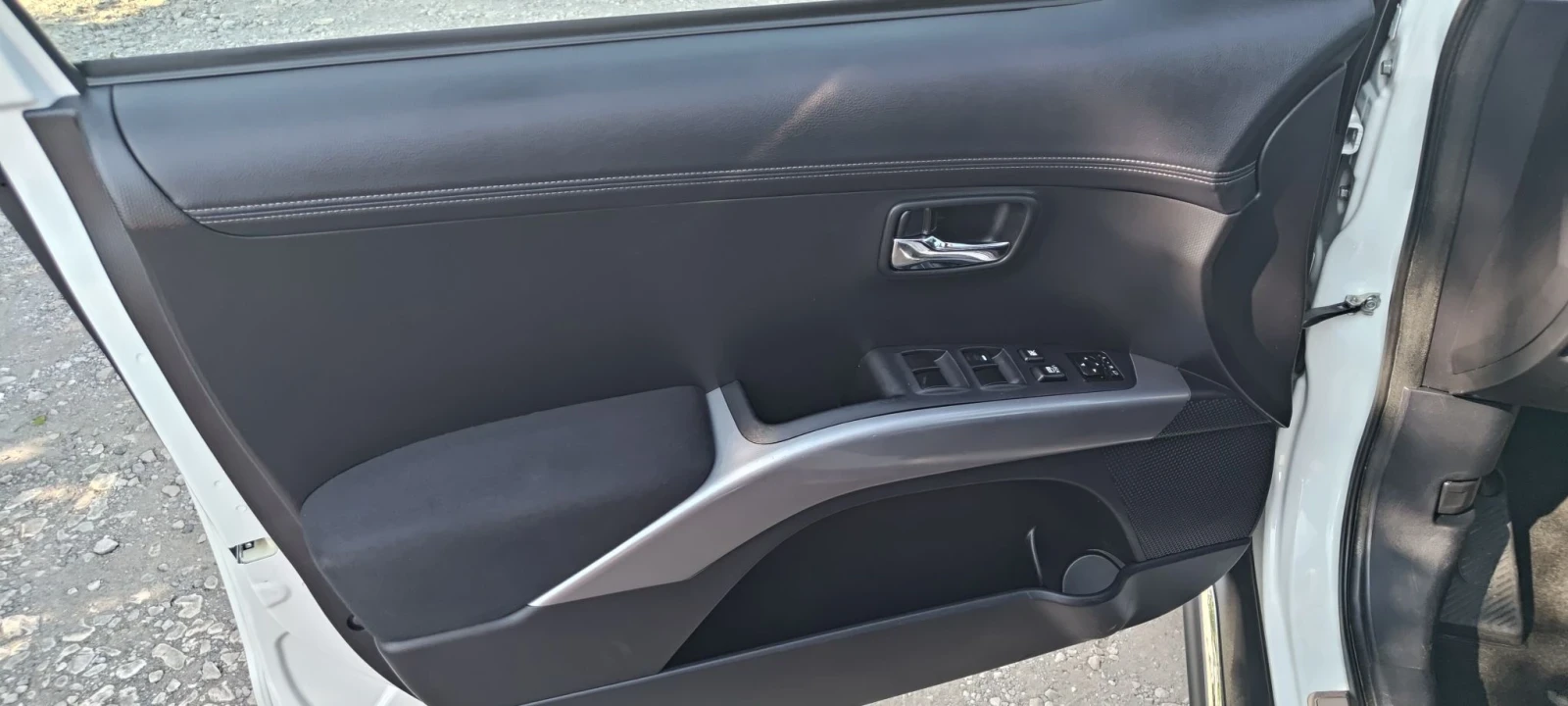 Mitsubishi Outlander 2.0i нави , снимка 11 - Автомобили и джипове - 55803662