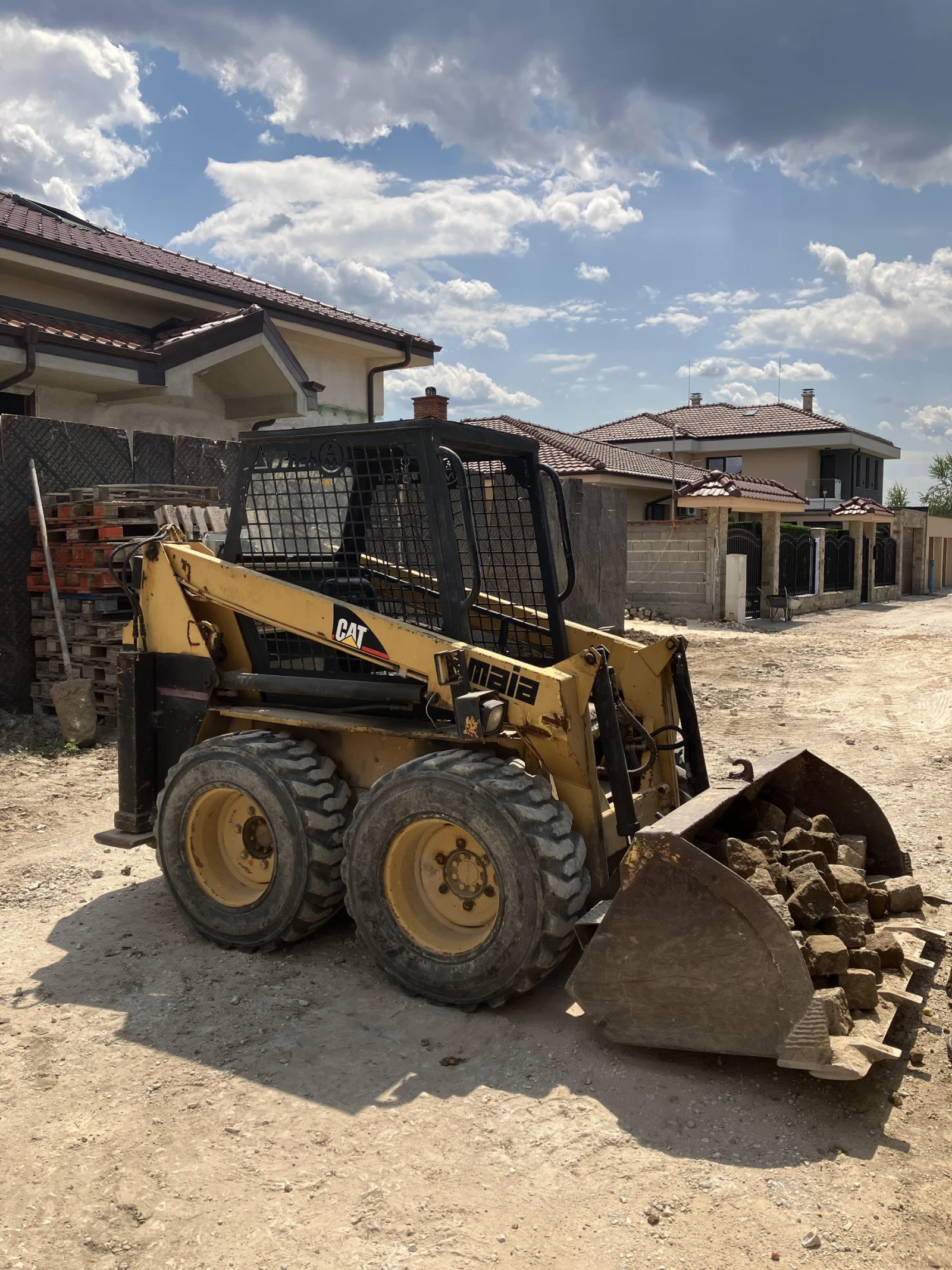    Cat 216B | Mobile.bg   1