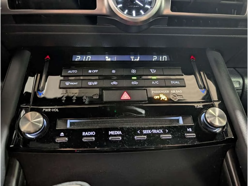 Lexus IS * F SPORT APPLE CAR PLAY ALL WHEEL DRIVE COOLED SE, снимка 13 - Автомобили и джипове - 53937661