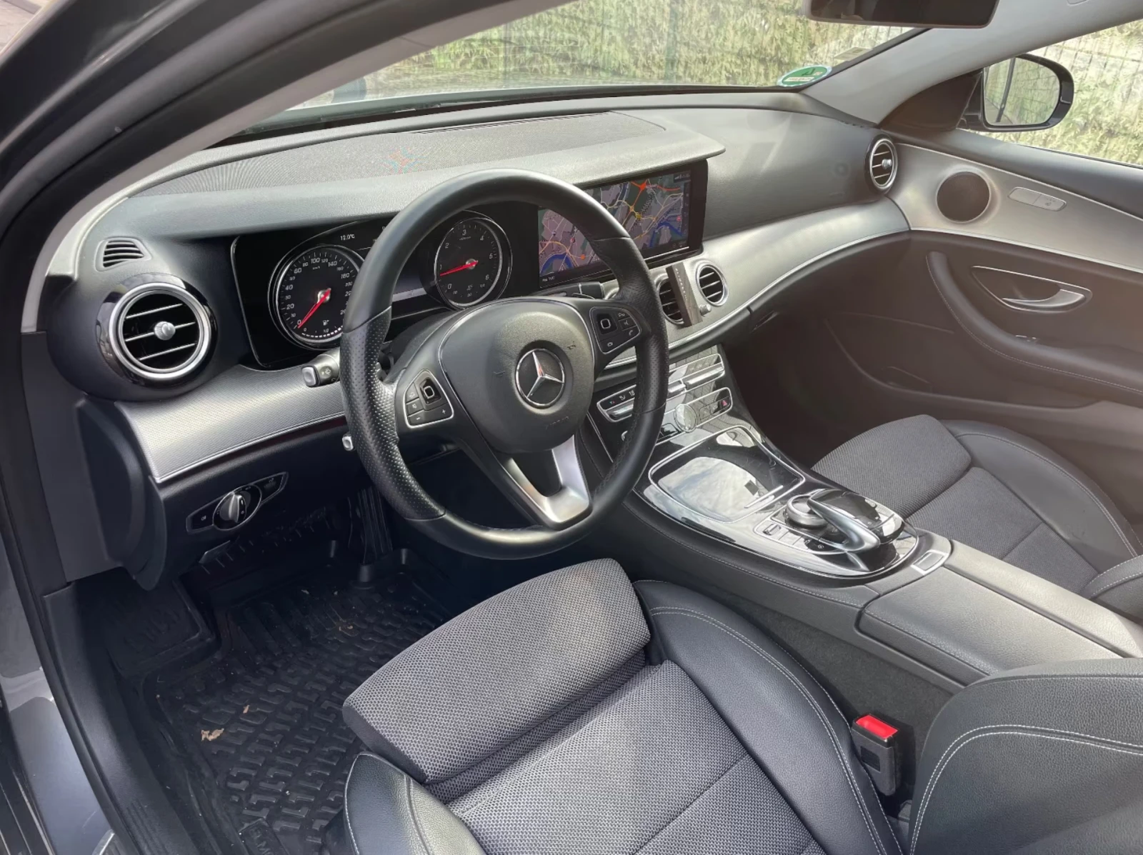 Mercedes-Benz E 220 AMG / 7G Tronic / LED / 1 СОБСТВЕНИК, снимка 6 - Автомобили и джипове - 54416624