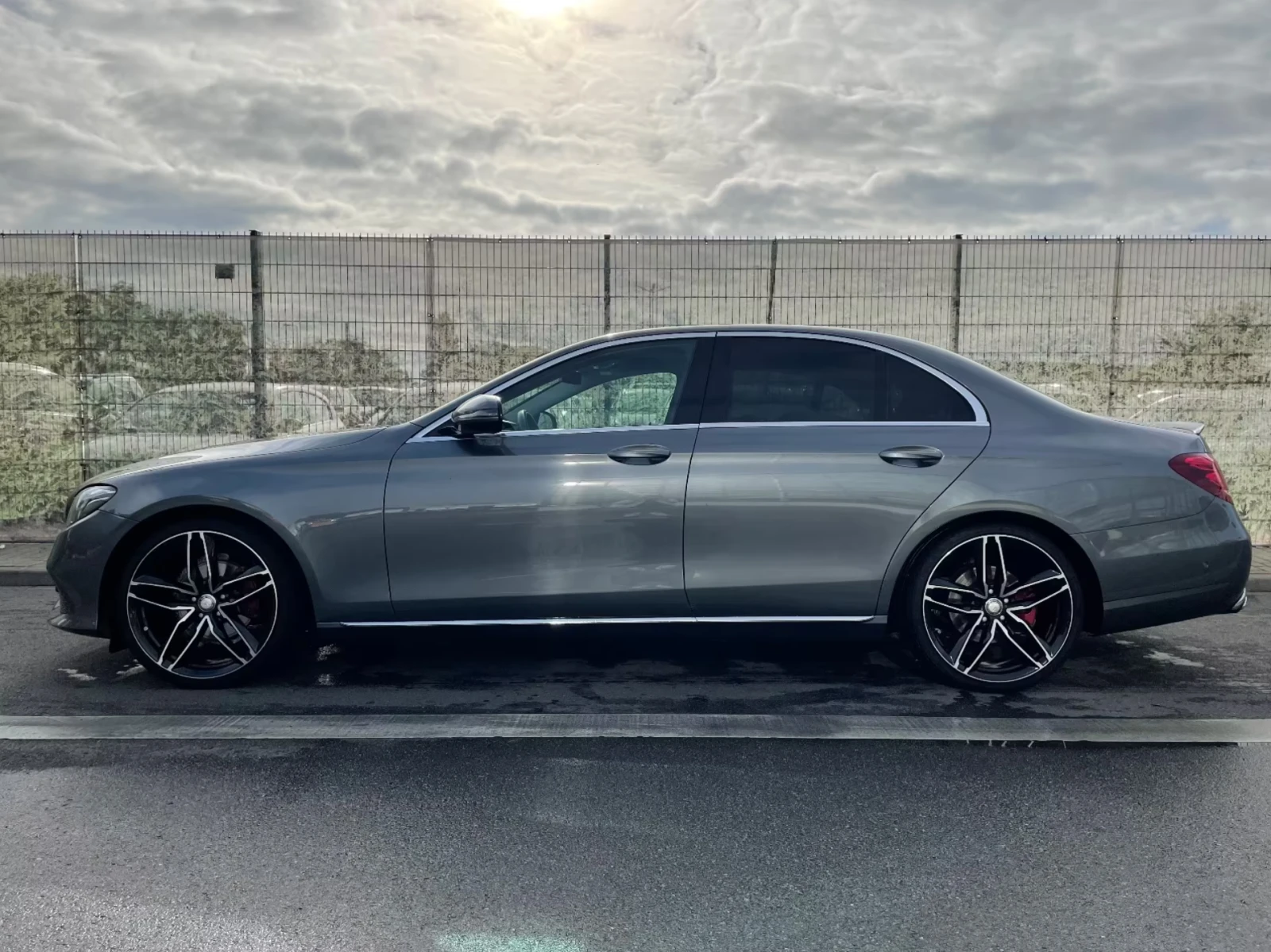 Mercedes-Benz E 220 AMG / 7G Tronic / LED / 1 СОБСТВЕНИК, снимка 3 - Автомобили и джипове - 54416624