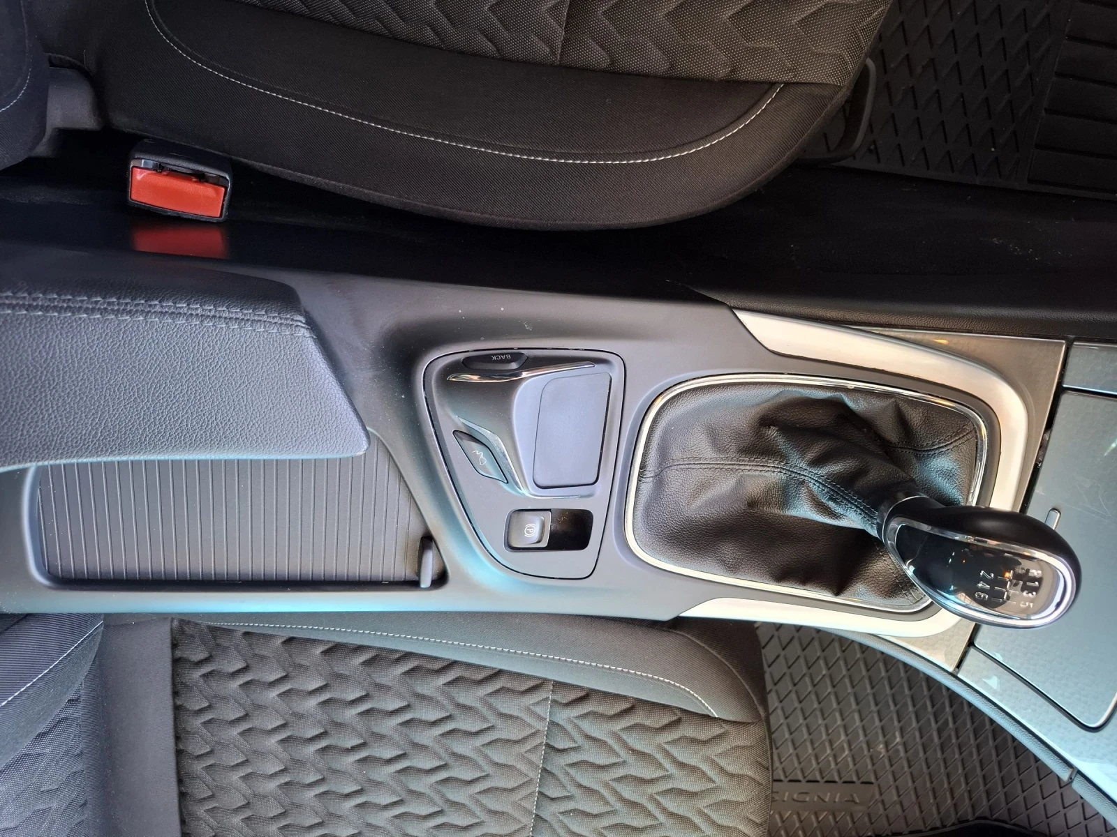 Opel Insignia Sport tourer , снимка 13 - Автомобили и джипове - 55189639