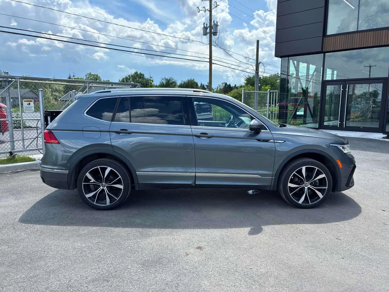 VW Tiguan Highline R Line / 360 / FENDER / DISTRONIC /  , снимка 3 - Автомобили и джипове - 55054287