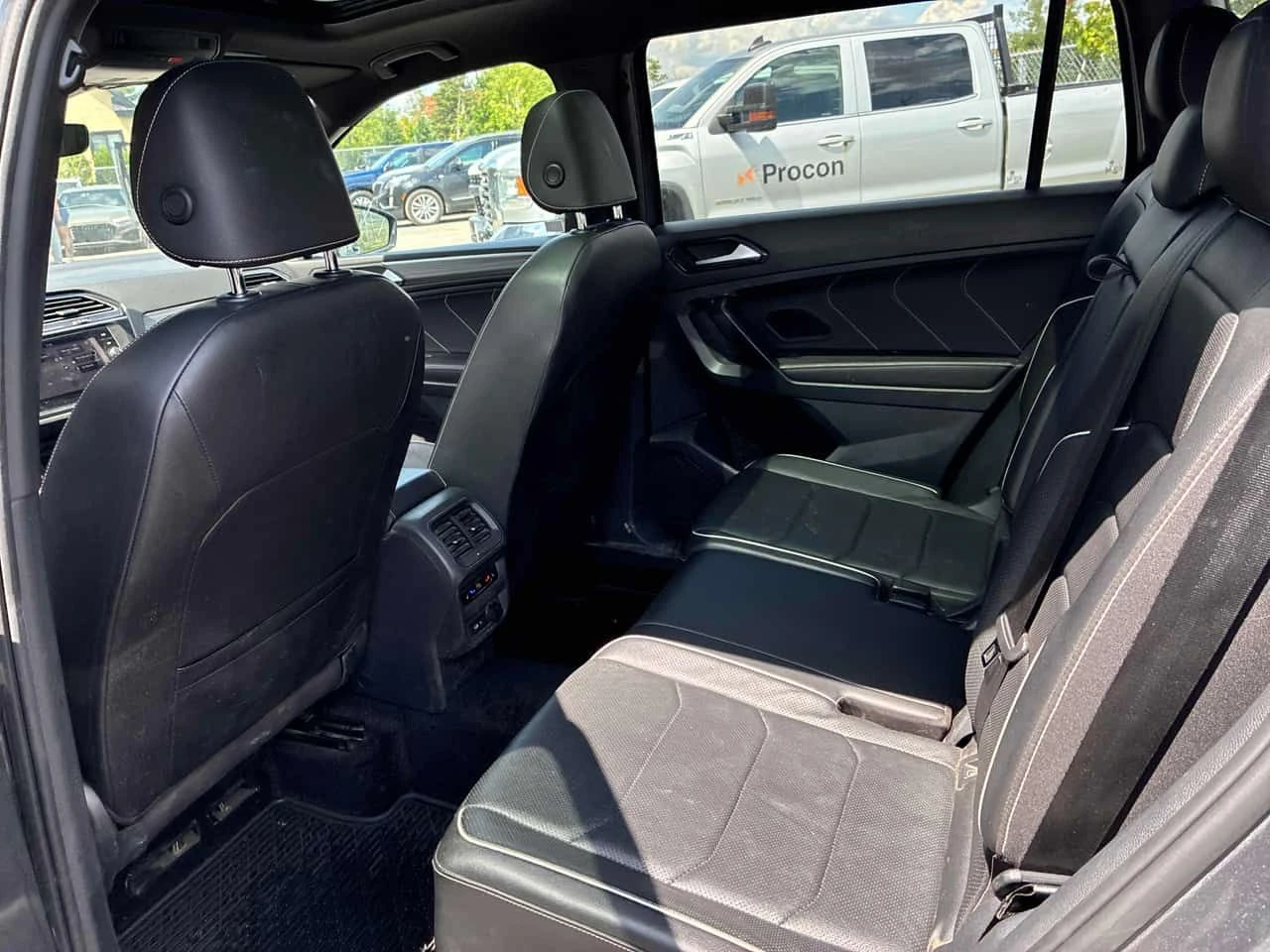 VW Tiguan Highline R Line / 360 / FENDER / DISTRONIC /  , снимка 13 - Автомобили и джипове - 55054287