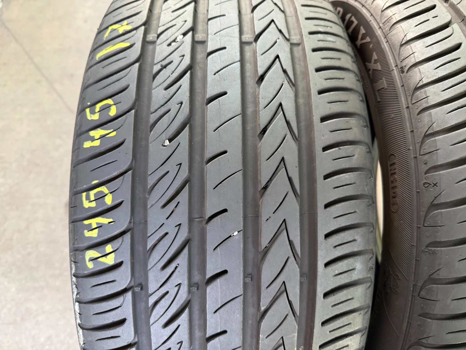 Гуми Летни 245/45R17, снимка 2 - Гуми и джанти - 54673821