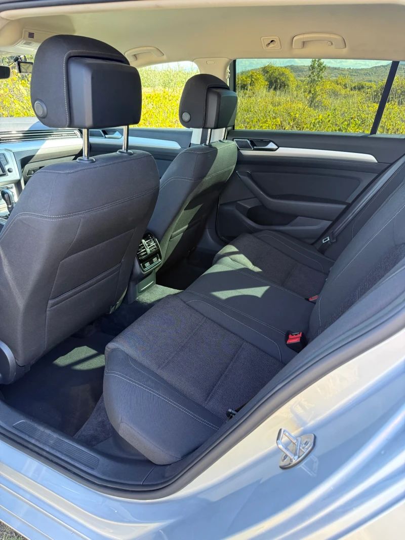 VW Passat B8 1.6TDi Distronic, снимка 9 - Автомобили и джипове - 52498414