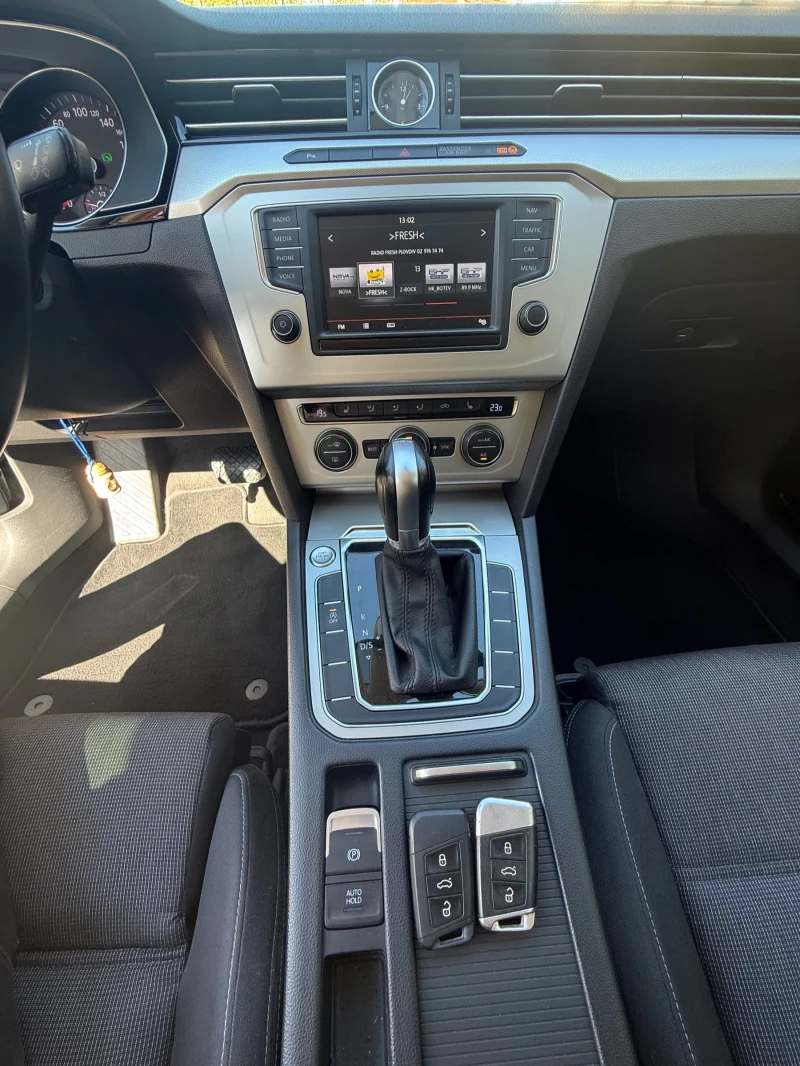 VW Passat B8 1.6TDi Distronic, снимка 7 - Автомобили и джипове - 52498414