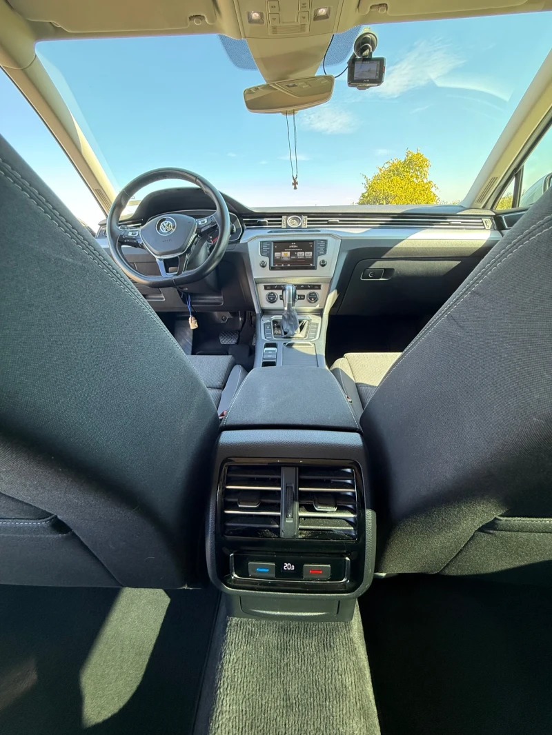 VW Passat B8 1.6TDi Distronic, снимка 8 - Автомобили и джипове - 52498414