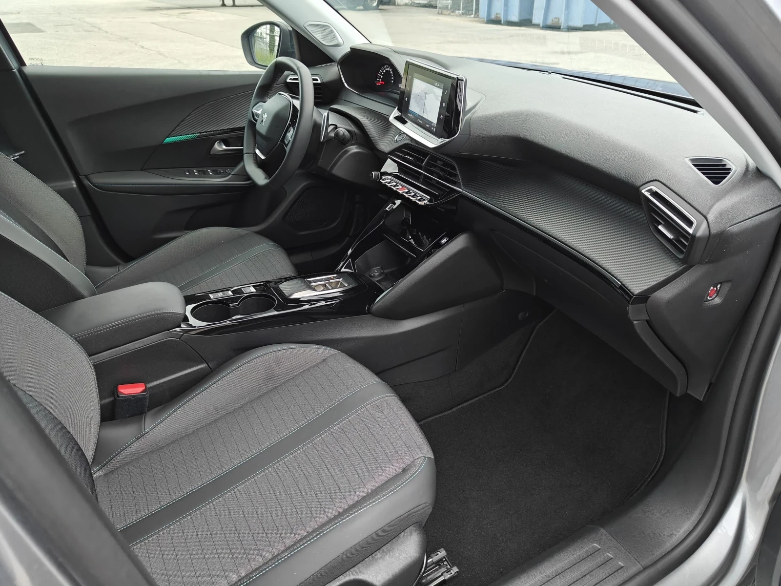 Peugeot 2008 1.2-131кс, Automatik, 60.000km. - изображение 9