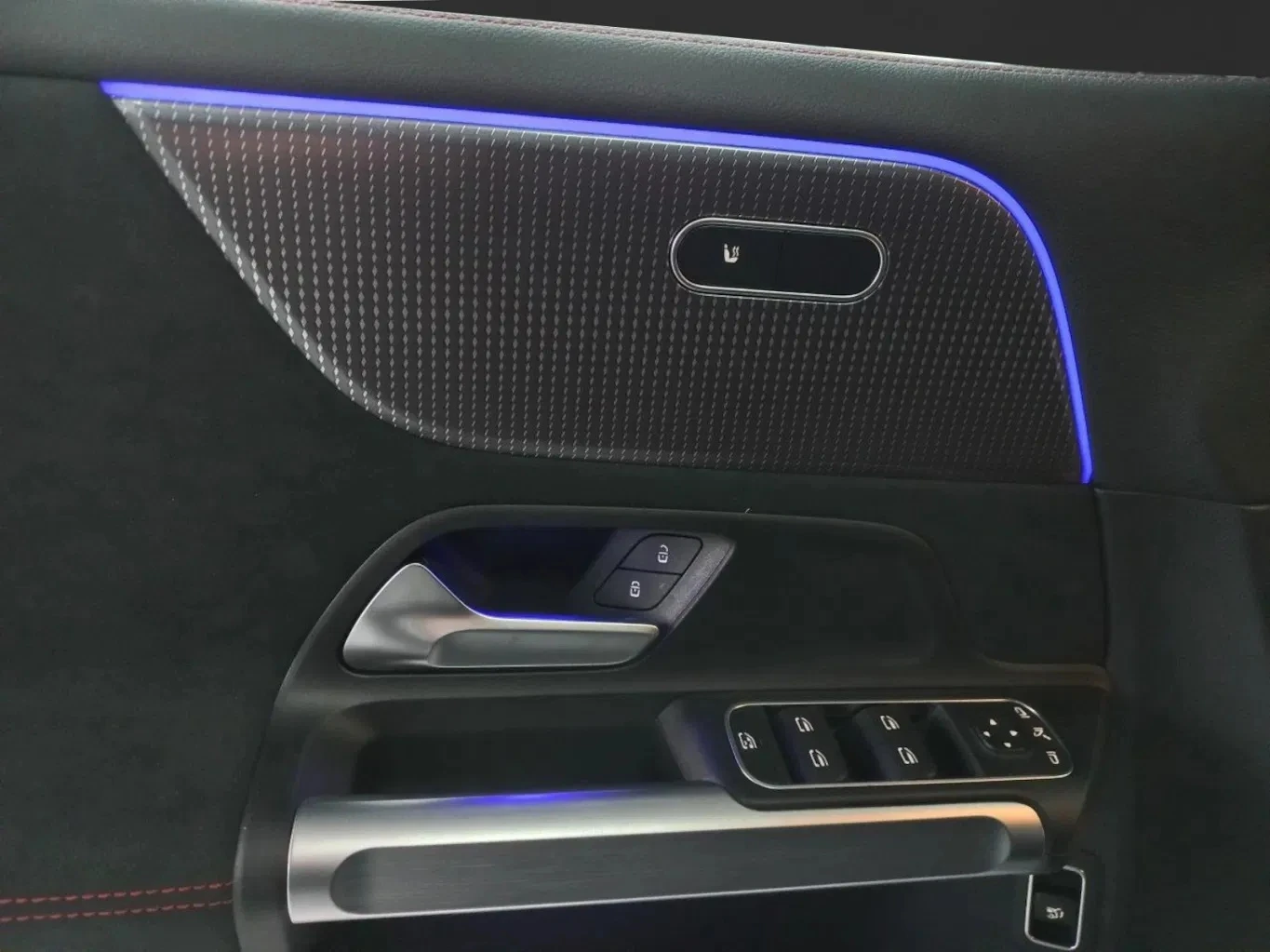 Mercedes-Benz EQB 300 4Matic AMG Line - изображение 7