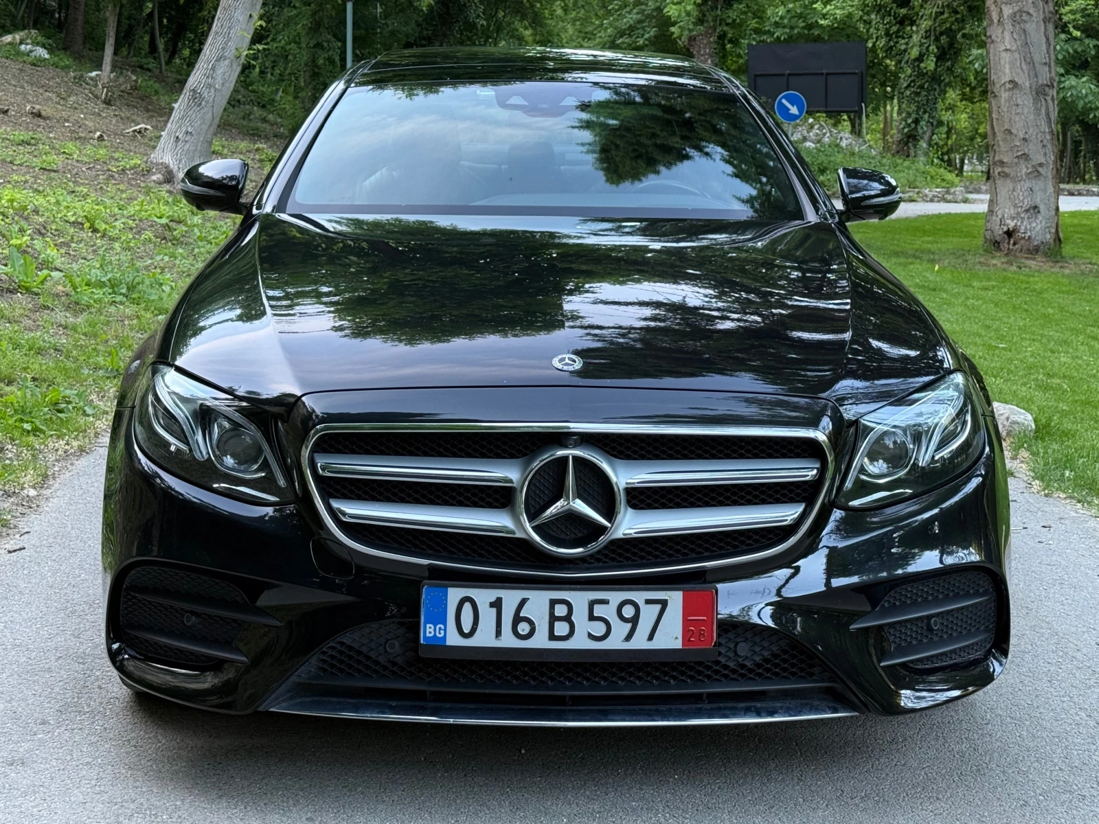 Mercedes-Benz E 350 4MATIC* PANO* CAM360* DIST* AMG-LINE* 9G* , снимка 2 - Автомобили и джипове - 54717379