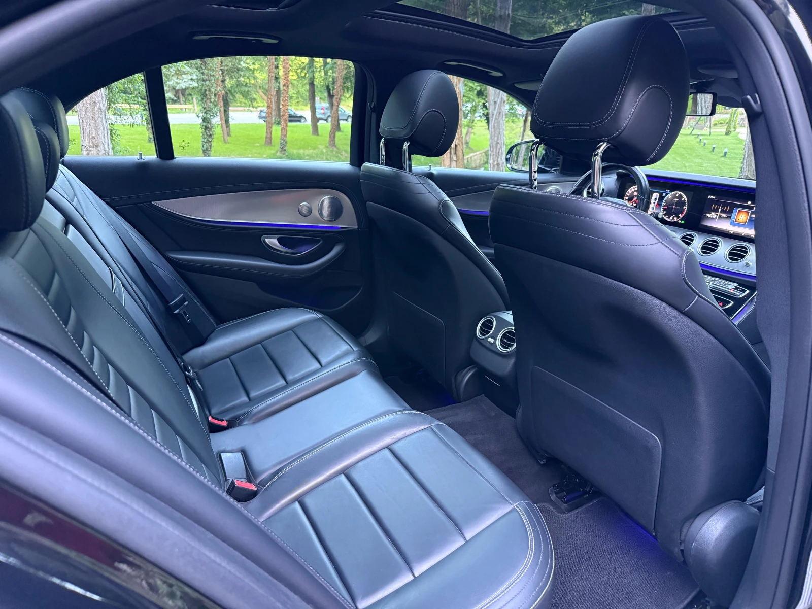 Mercedes-Benz E 350 4MATIC* PANO* CAM360* DIST* AMG-LINE* 9G* , снимка 11 - Автомобили и джипове - 54717379