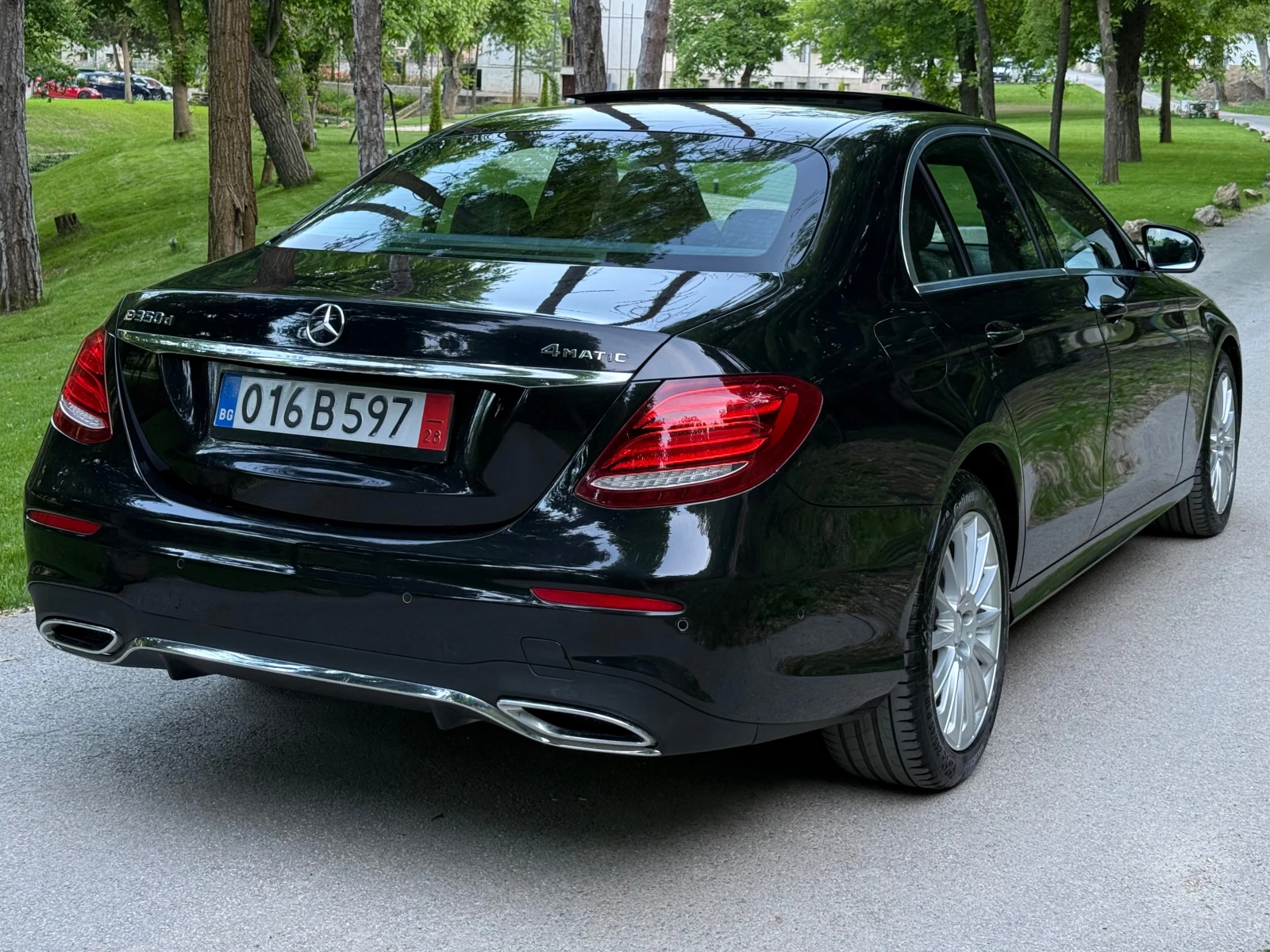 Mercedes-Benz E 350 4MATIC* PANO* CAM360* DIST* AMG-LINE* 9G* , снимка 4 - Автомобили и джипове - 54717379