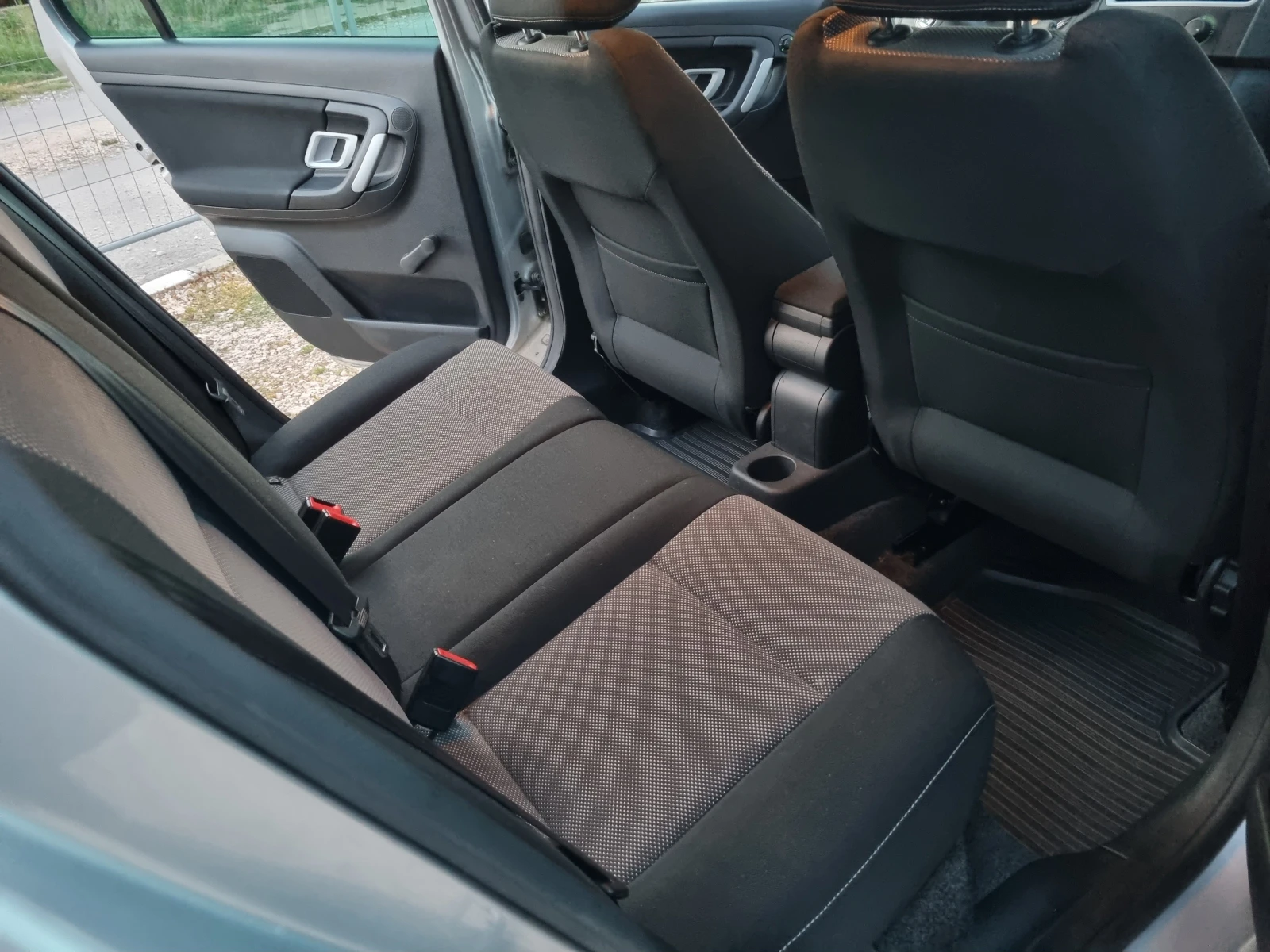 Skoda Fabia 1.6i ESKLUZIVE АУТОМАТ , снимка 9 - Автомобили и джипове - 54961380