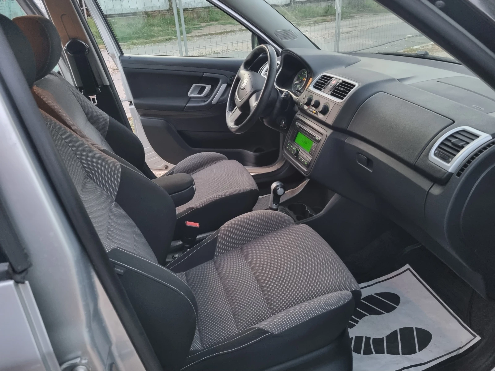 Skoda Fabia 1.6i ESKLUZIVE АУТОМАТ , снимка 12 - Автомобили и джипове - 54961380