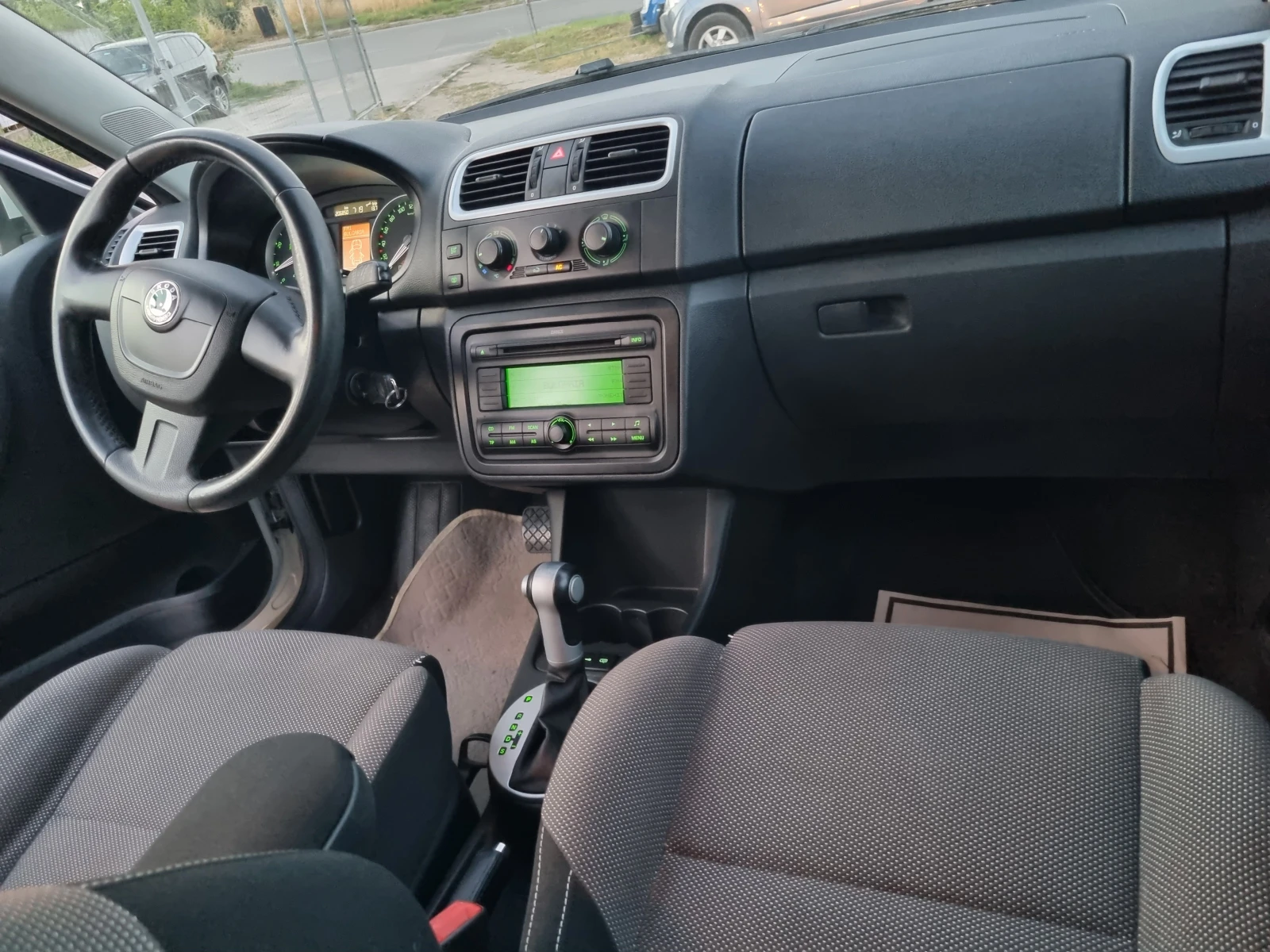 Skoda Fabia 1.6i ESKLUZIVE АУТОМАТ , снимка 16 - Автомобили и джипове - 54961380