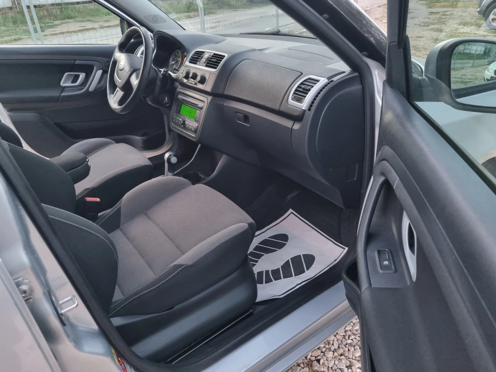 Skoda Fabia 1.6i ESKLUZIVE АУТОМАТ , снимка 11 - Автомобили и джипове - 54961380
