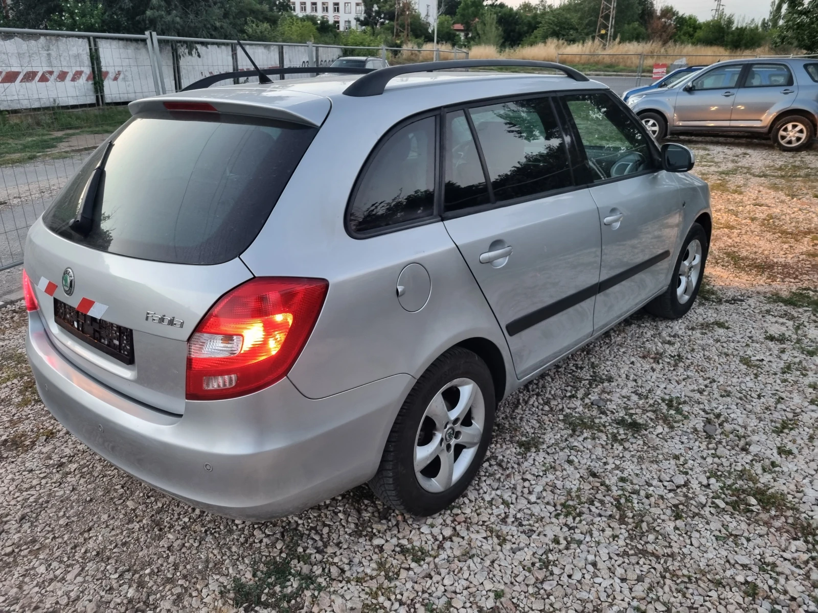 Skoda Fabia 1.6i ESKLUZIVE АУТОМАТ , снимка 4 - Автомобили и джипове - 54961380