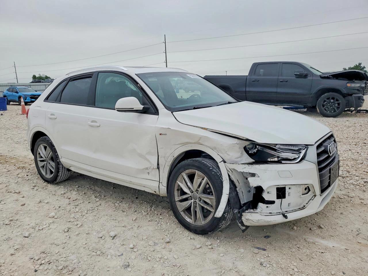 Audi Q3 2.0l Premium, снимка 4 - Автомобили и джипове - 54743418