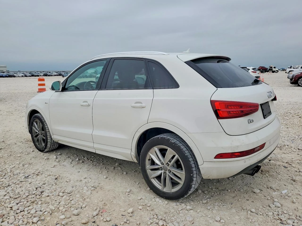 Audi Q3 2.0l Premium, снимка 2 - Автомобили и джипове - 54743418